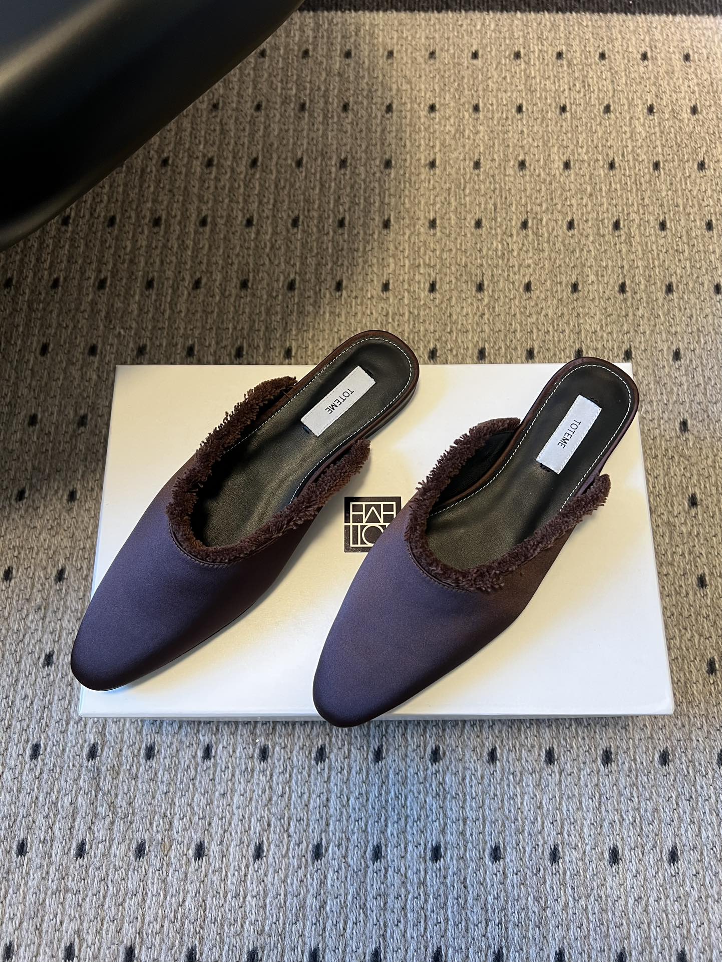 Totem* 26ss春夏新款尖头平底毛边穆勒半拖鞋微微收窄的尖头设计，能在视觉上拉长腿部线条，兼具修饰