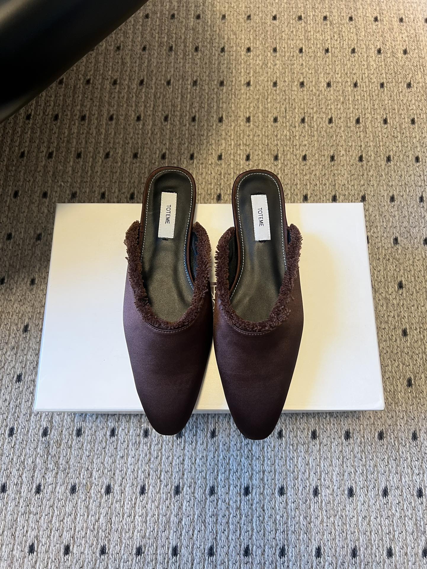 NO:707927,Toteme 26ss new spring and summer pointed-toe flat-soled fur-edged Mule half-slippers. The slightly narrowed pointed-toe design can visually lengthen the leg line, and has the effect of modifying the leg shape and French laziness. The heelless Mule style is easy to put on and take off. It not only retains the exquisiteness of single shoes, but also has the comfort and casualness of slippers.  With its own retro warmth, it is suitable to be paired with wool skirts and oatmeal-colored sweaters of the same color to create an autumn and winter atmosphere. It is versatile and can be combined with white shirts, straight jeans, and suits, making it easy to adapt to commuting and leisure scenes. Silk upper, sheepskin lining, Italian leather outsole, 1.5cm higher  Size 35-41 (customized sizes 40 and 41 are not returnable), half drag, slippers, skirts, jeans, shirts, business suit, sheepskin, real silk, Leather soles19860909Toteme 26ss春夏新款尖头平底毛边穆勒半拖鞋 微微收窄的尖头设计,能在视觉上拉长腿部线条,兼具修饰腿型的效果与法式慵懒感.无后跟的穆勒款式,穿脱方便,既保留了单鞋的精致感,又具备拖鞋的舒适随性. 自带复古暖意,适合搭配同色系羊毛半裙、燕麦色针织衫,打造秋冬氛围感穿搭.百搭不出错,可与白色衬衫、直筒牛仔裤组合,也能搭配西装套装,轻松适配通勤与休闲场景. 鞋面真丝布 内里羊皮 鞋底意大利真皮大底 增高1.5cm Size35-41码（40、41码定制不退换）,半拖,slippers,skirts,jeans,shirts,business suit,sheepskin,real silk,Leather soles,Women's Shoes