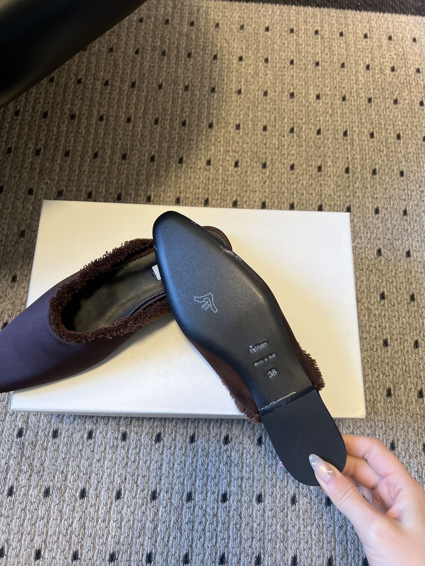 Totem* 26ss春夏新款尖头平底毛边穆勒半拖鞋微微收窄的尖头设计，能在视觉上拉长腿部线条，兼具修饰