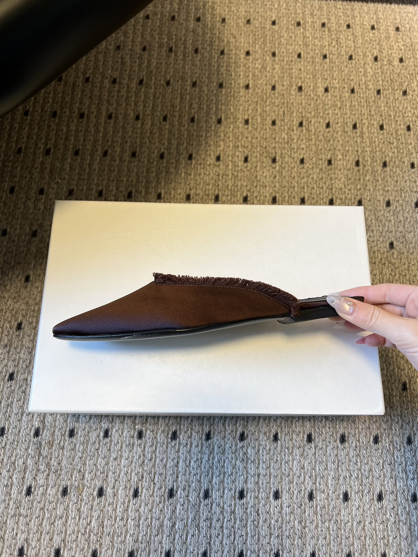 Totem* 26ss春夏新款尖头平底毛边穆勒半拖鞋微微收窄的尖头设计，能在视觉上拉长腿部线条，兼具修饰