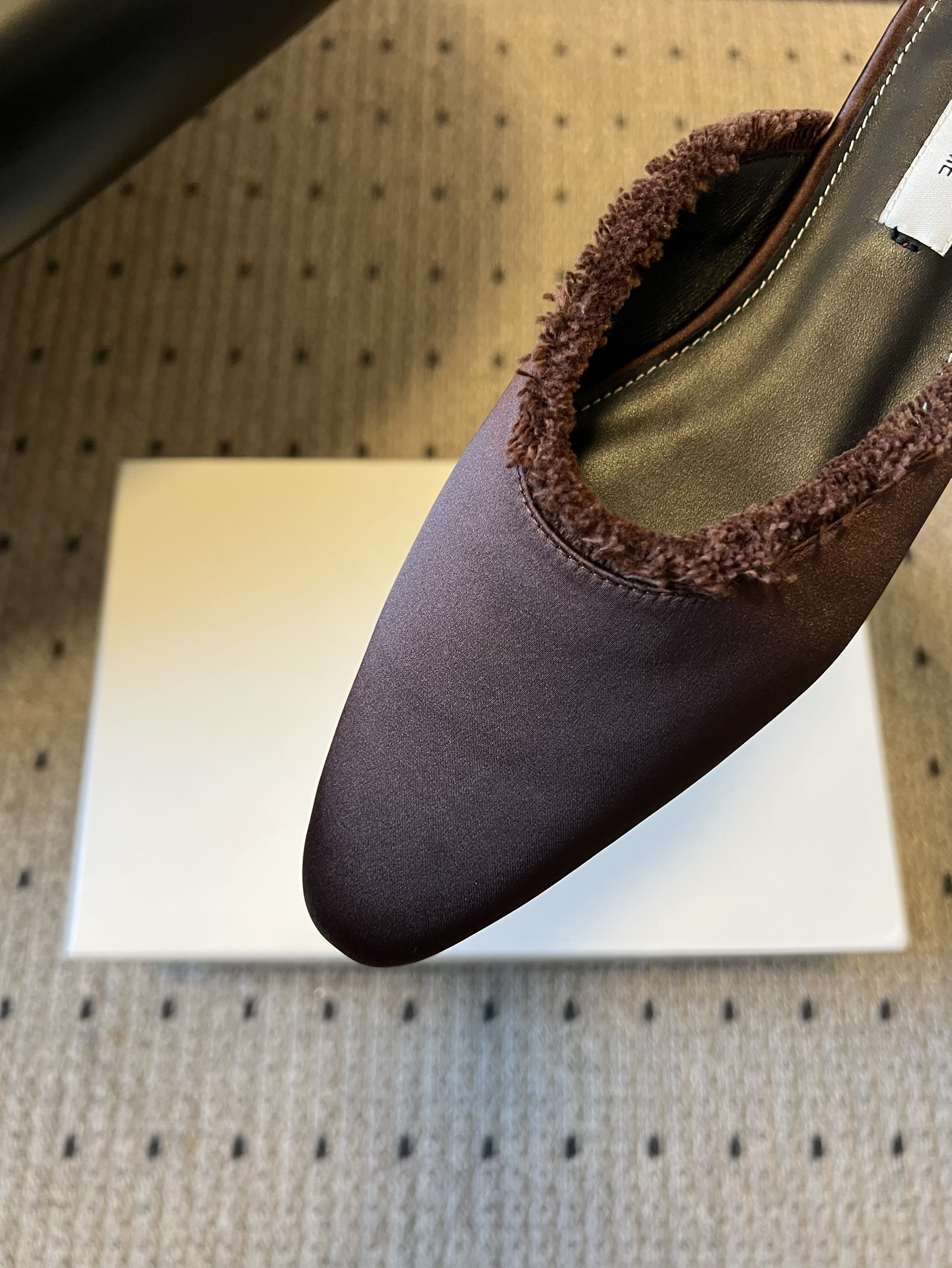 Totem* 26ss春夏新款尖头平底毛边穆勒半拖鞋微微收窄的尖头设计，能在视觉上拉长腿部线条，兼具修饰