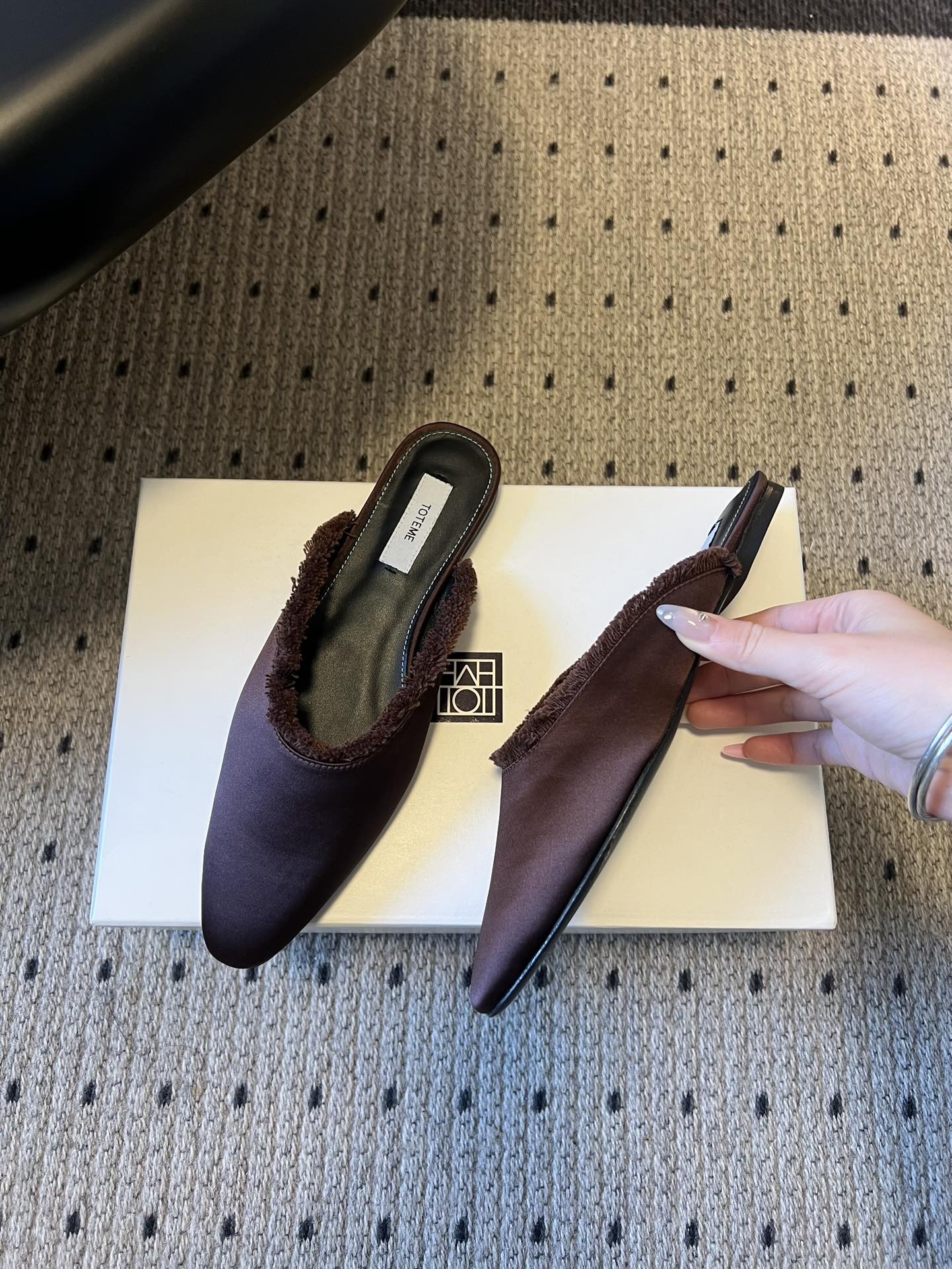 Totem* 26ss春夏新款尖头平底毛边穆勒半拖鞋微微收窄的尖头设计，能在视觉上拉长腿部线条，兼具修饰