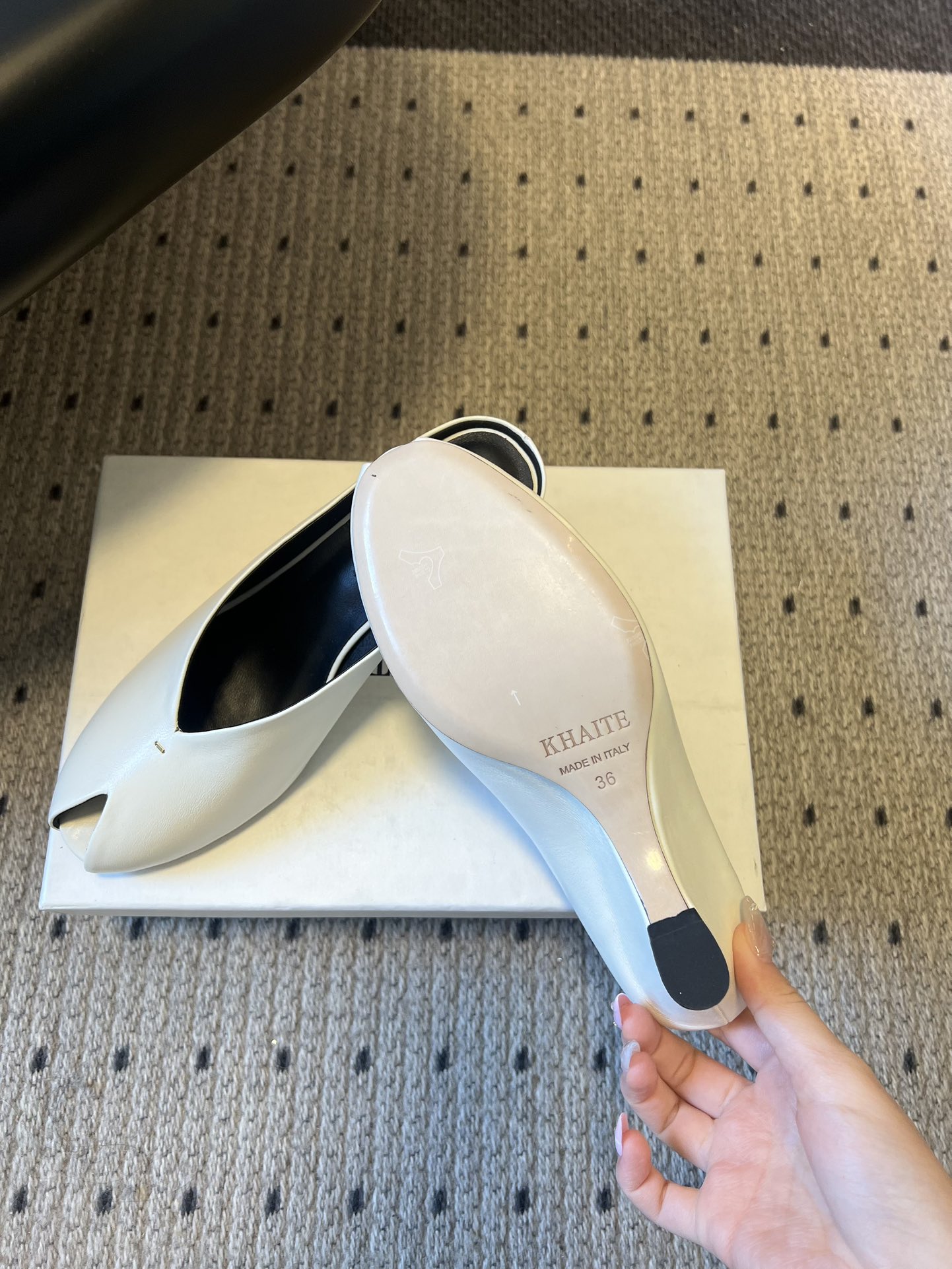 Khait* 26ss春夏新款鱼嘴露趾穆勒高跟鞋采用标志性的“露趾”鞋头设计，是近年极简风与先锋美学的标