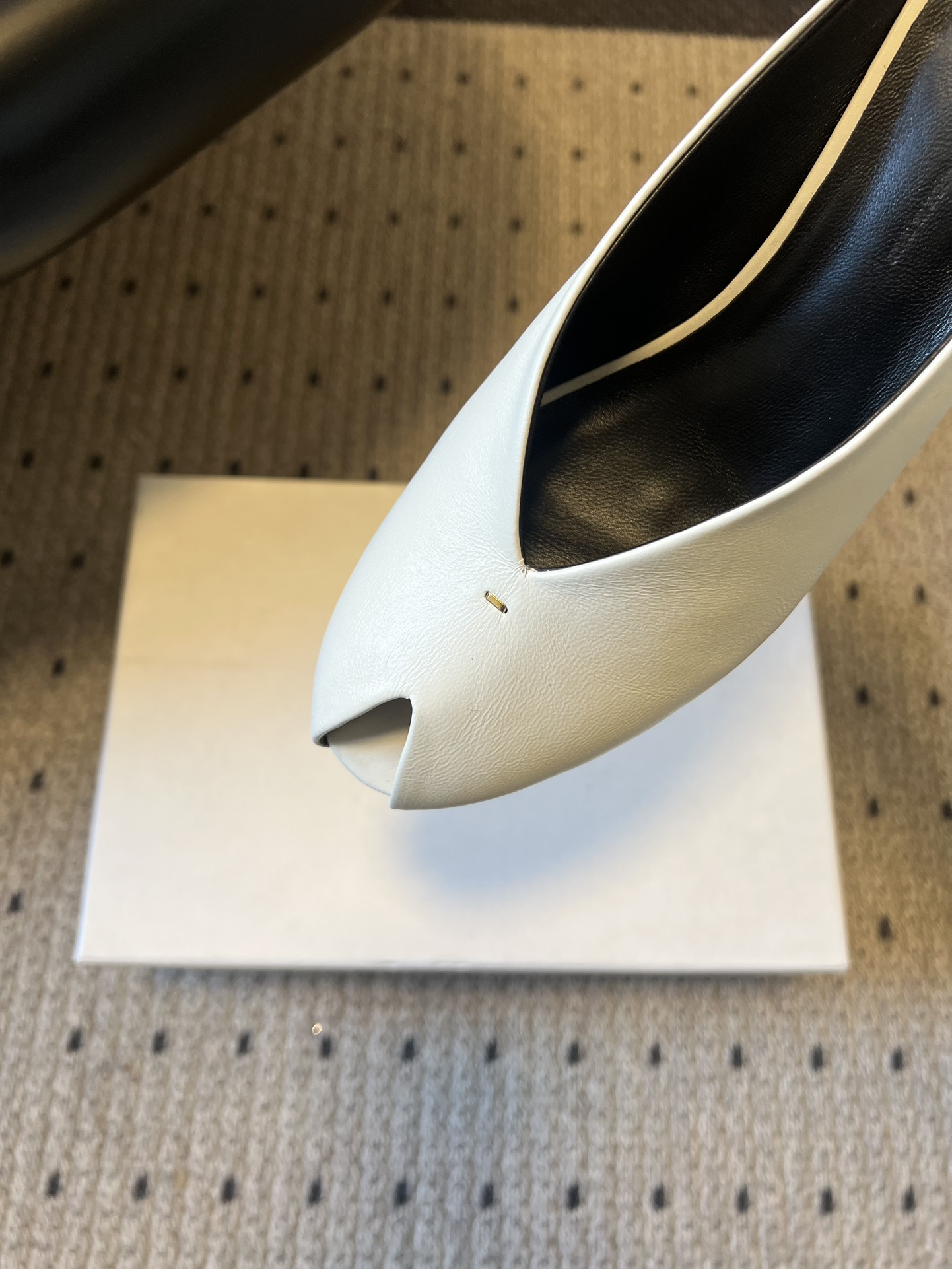 Khait* 26ss春夏新款鱼嘴露趾穆勒高跟鞋采用标志性的“露趾”鞋头设计，是近年极简风与先锋美学的标