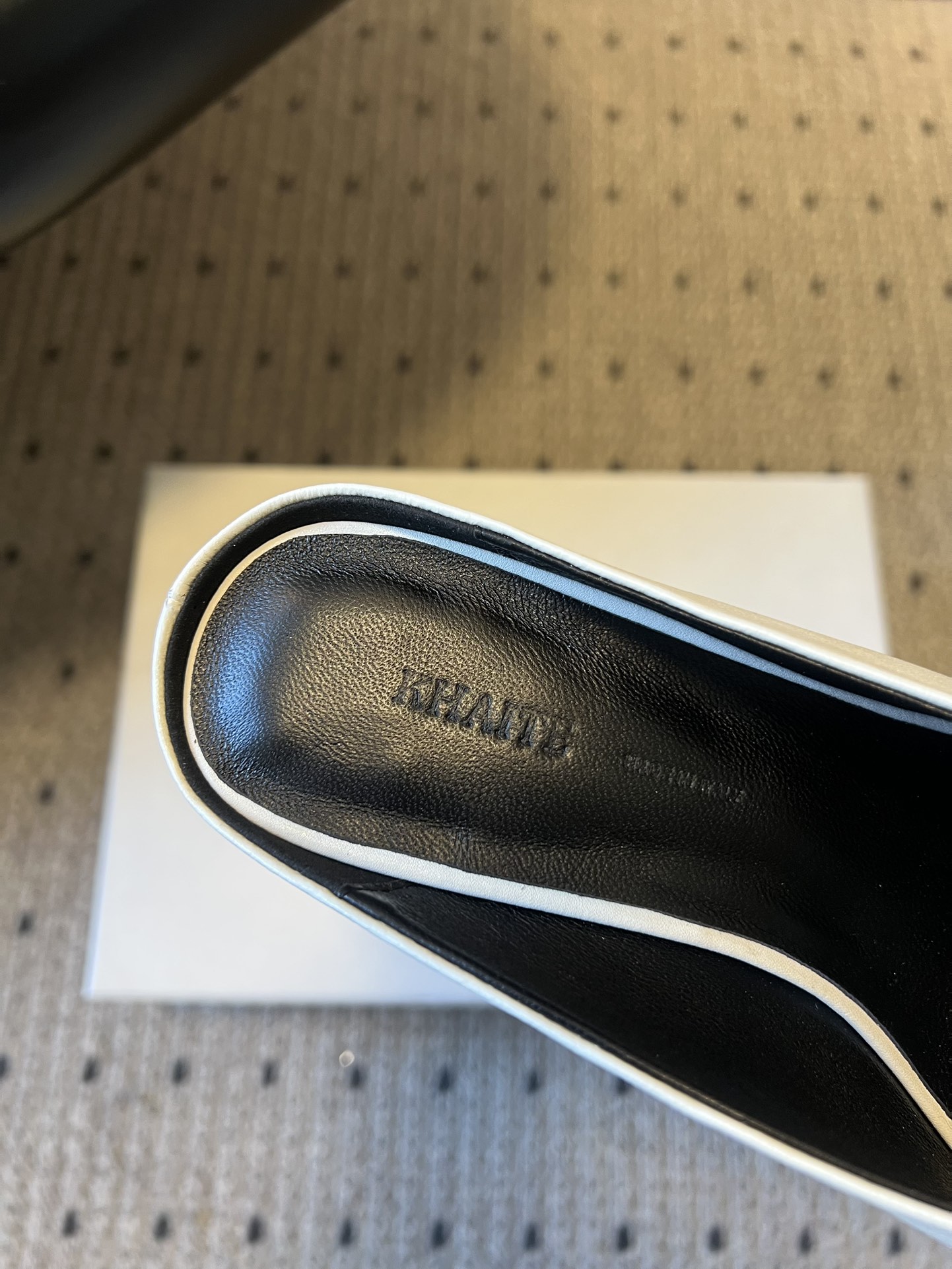 Khait* 26ss春夏新款鱼嘴露趾穆勒高跟鞋采用标志性的“露趾”鞋头设计，是近年极简风与先锋美学的标