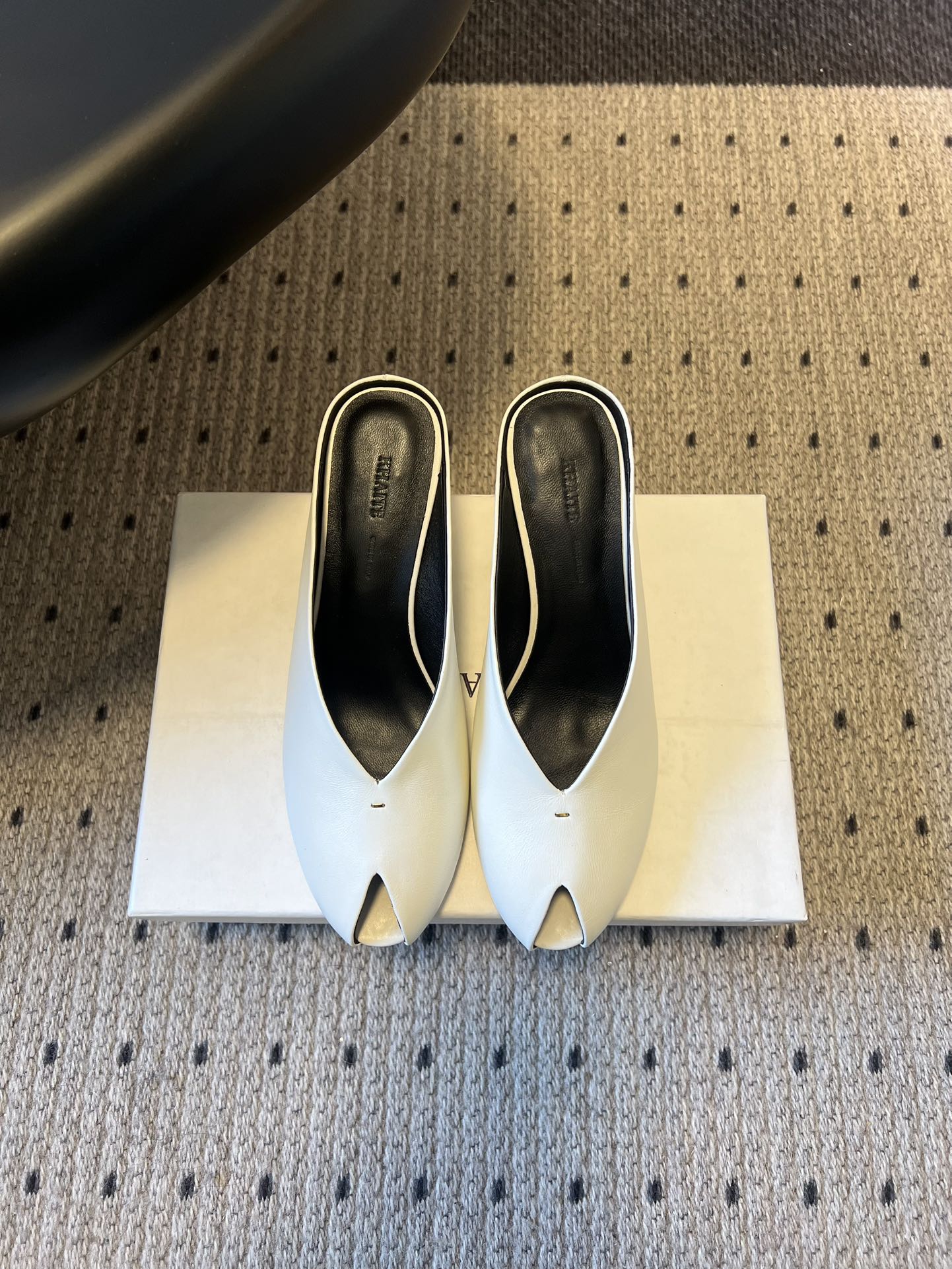 Khait* 26ss春夏新款鱼嘴露趾穆勒高跟鞋采用标志性的“露趾”鞋头设计，是近年极简风与先锋美学的标