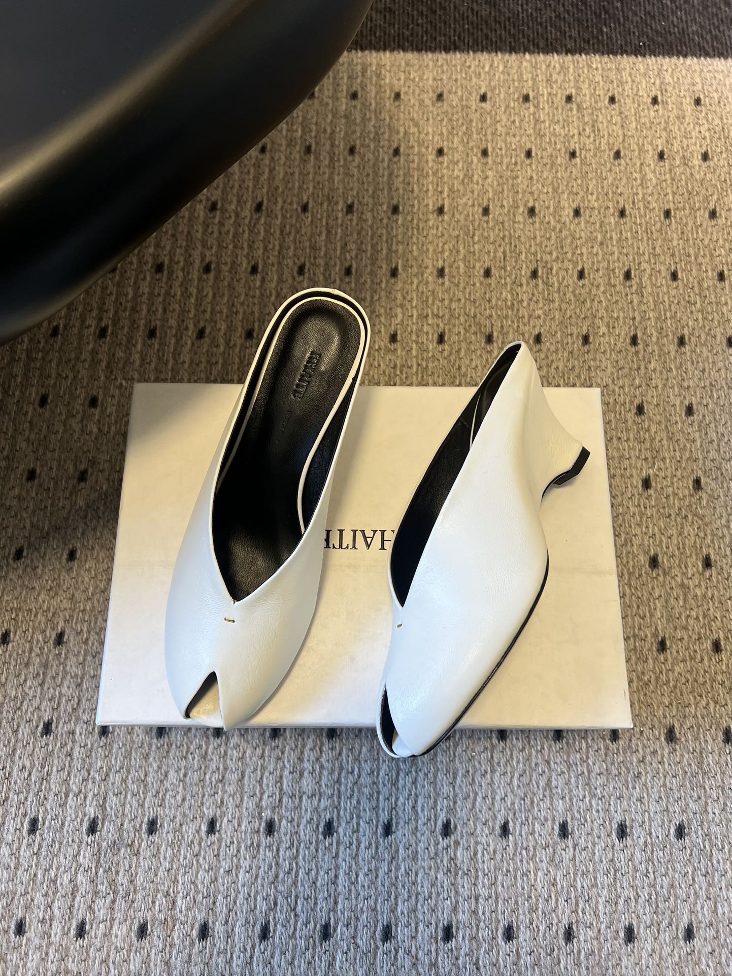 Khait* 26ss春夏新款鱼嘴露趾穆勒高跟鞋采用标志性的“露趾”鞋头设计，是近年极简风与先锋美学的标