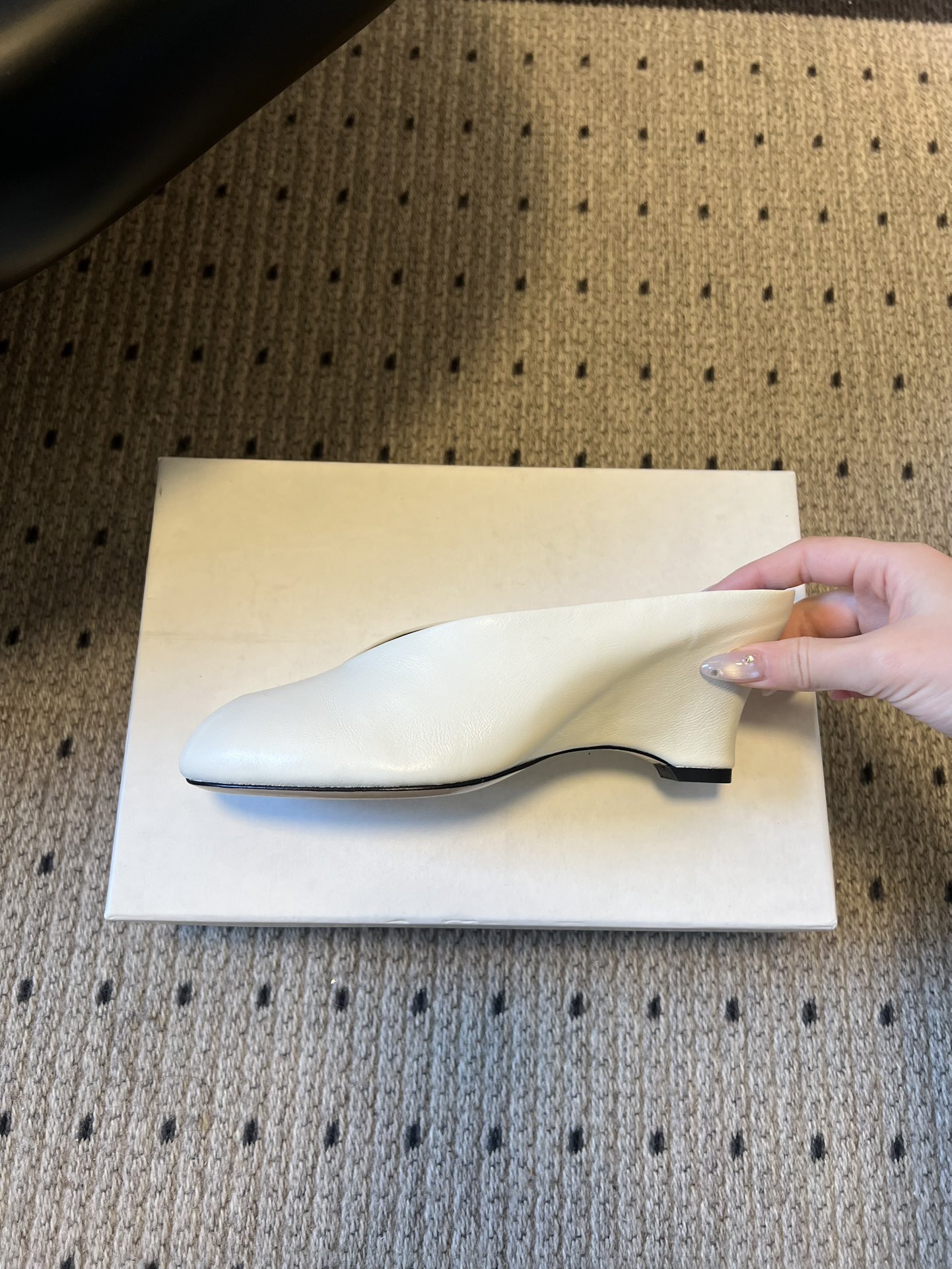 Khait* 26ss春夏新款鱼嘴露趾穆勒高跟鞋采用标志性的“露趾”鞋头设计，是近年极简风与先锋美学的标