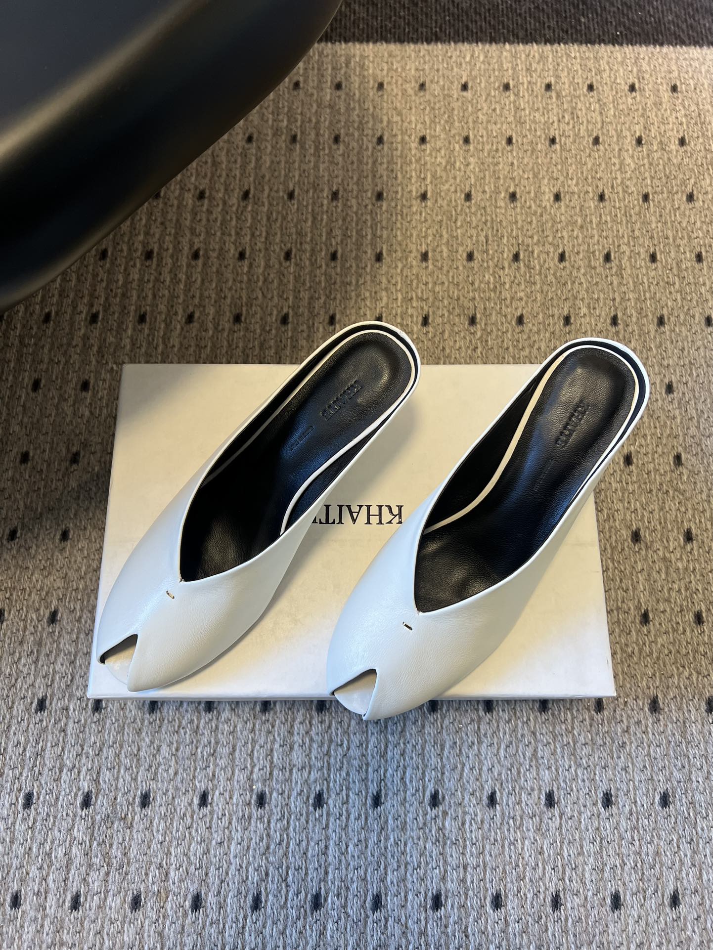 Khait* 26ss春夏新款鱼嘴露趾穆勒高跟鞋采用标志性的“露趾”鞋头设计，是近年极简风与先锋美学的标