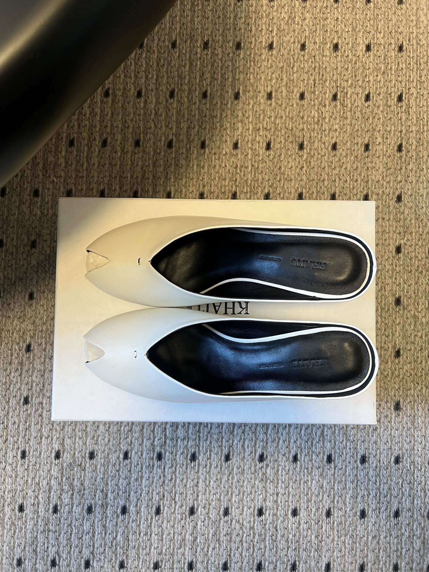 Khait* 26ss春夏新款鱼嘴露趾穆勒高跟鞋采用标志性的“露趾”鞋头设计，是近年极简风与先锋美学的标