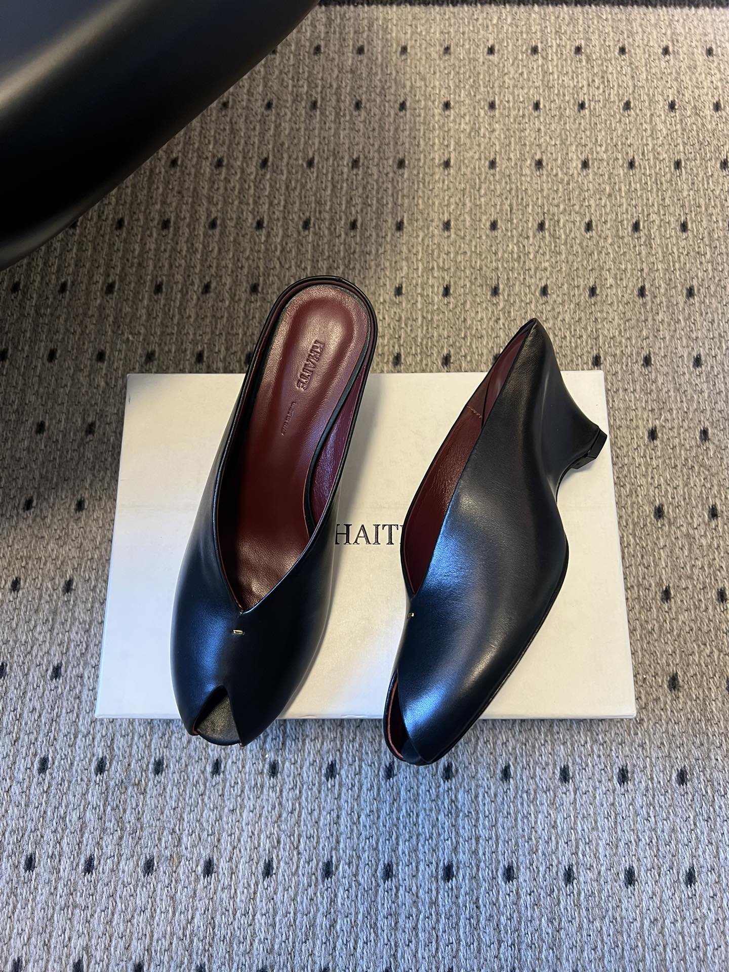 Khait* 26ss春夏新款鱼嘴露趾穆勒高跟鞋采用标志性的“露趾”鞋头设计，是近年极简风与先锋美学的标