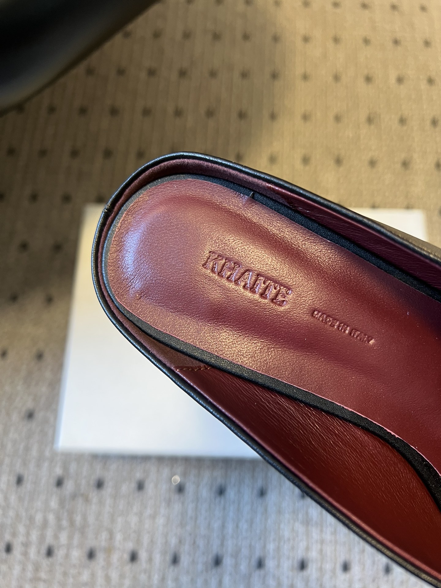 Khait* 26ss春夏新款鱼嘴露趾穆勒高跟鞋采用标志性的“露趾”鞋头设计，是近年极简风与先锋美学的标