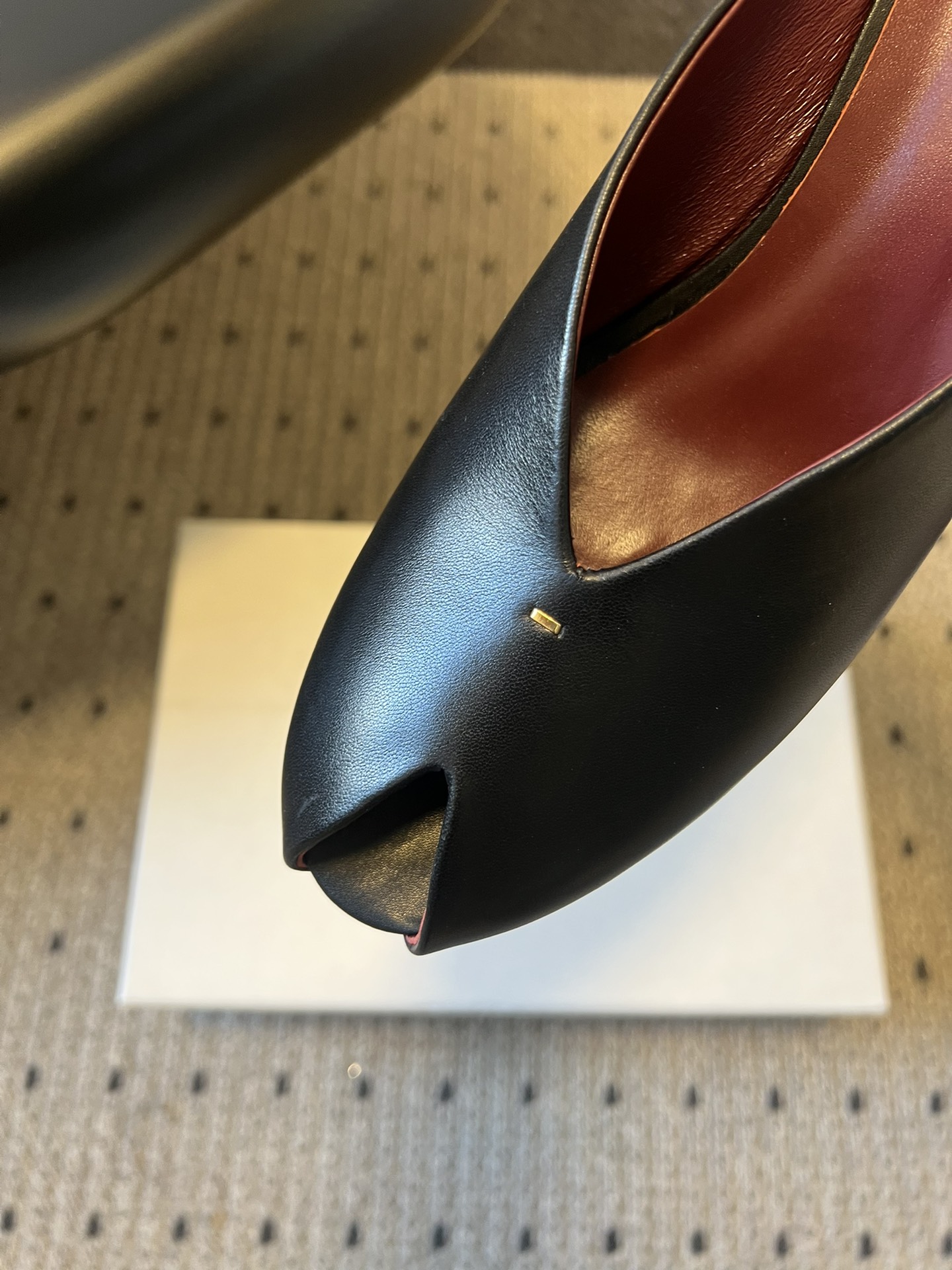 Khait* 26ss春夏新款鱼嘴露趾穆勒高跟鞋采用标志性的“露趾”鞋头设计，是近年极简风与先锋美学的标