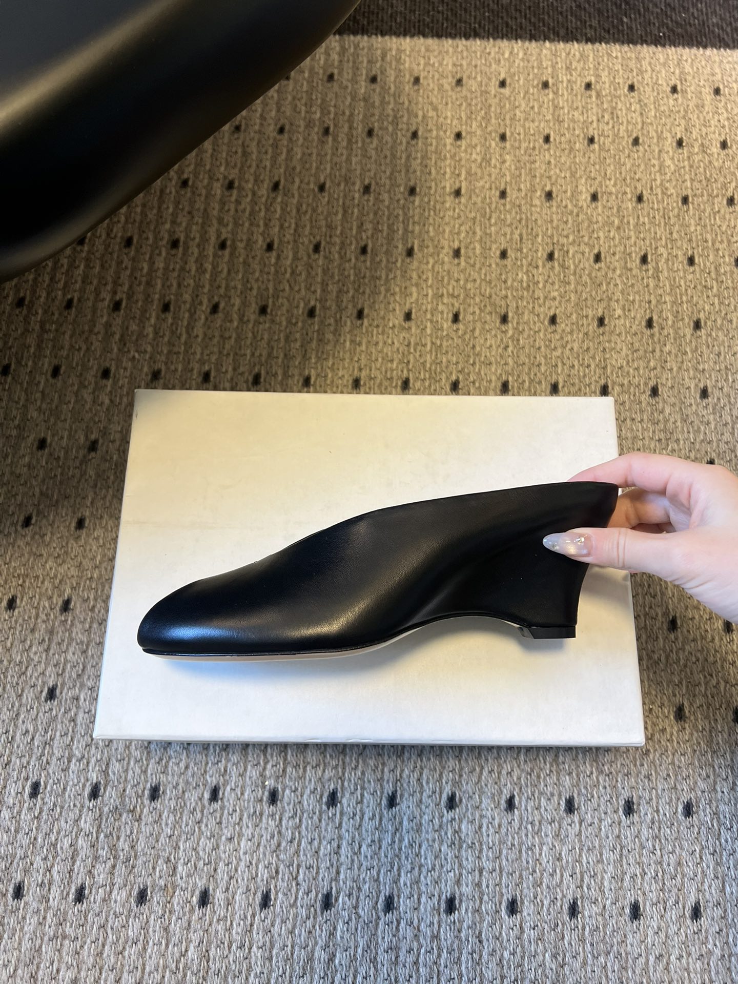 Khait* 26ss春夏新款鱼嘴露趾穆勒高跟鞋采用标志性的“露趾”鞋头设计，是近年极简风与先锋美学的标