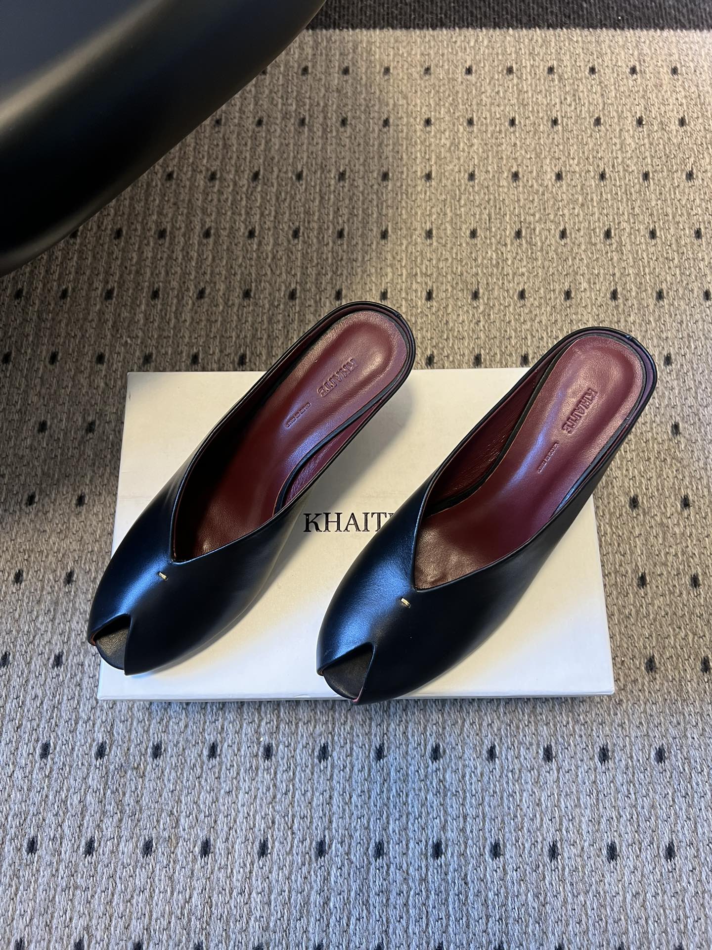 Khait* 26ss春夏新款鱼嘴露趾穆勒高跟鞋采用标志性的“露趾”鞋头设计，是近年极简风与先锋美学的标