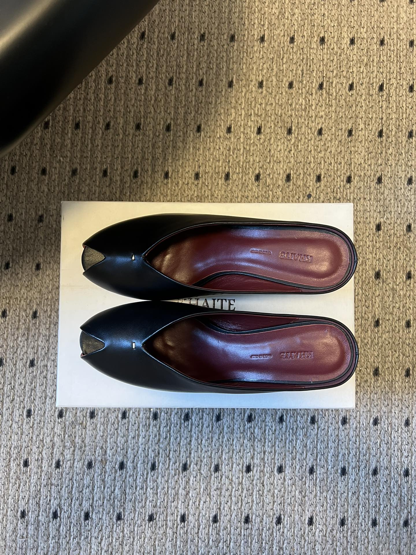 Khait* 26ss春夏新款鱼嘴露趾穆勒高跟鞋采用标志性的“露趾”鞋头设计，是近年极简风与先锋美学的标