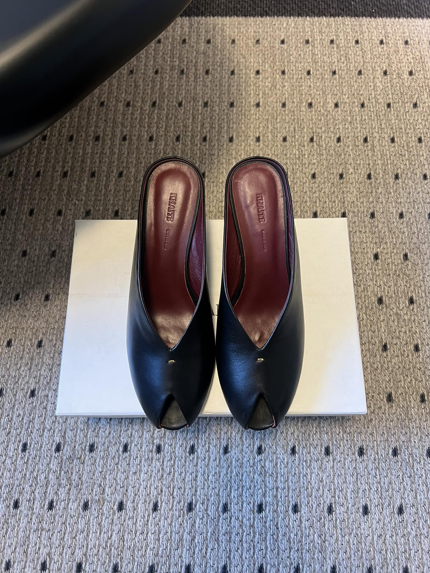 NO:707921,Khaite 26ss new spring and summer fish-mouth open-toe Mule high heels adopt the iconic 'open-toe' toe design, which is an iconic element of minimalist style and avant-garde aesthetics in recent years, with both recognition and visual tension. Made of fine leather, the shoe body has smooth and neat lines, and has both a stiff feel and a soft foot feel.  The black and white model outlines the silhouette of the shoe with black and white contrasting colors, while the black and red model uses a burgundy lining to form a retro contrast with the black shoe body. The color is high-end and layered. The heelless Mule drag design is both elegant and practical, suitable for commuting, leisure and other scenes. The upper is cowhide, the lining is sheep lining, the sole is Italian genuine leather, and the height is increased by 6cm. Size35-41 (40 and 41 sizes are customized and cannot be returned), half drag, high  heels,cowhide,leather soles19860909Khaite 26ss春夏新款鱼嘴露趾穆勒高跟鞋 采用标志性的“露趾”鞋头设计,是近年极简风与先锋美学的标志性元素,兼具辨识度与视觉张力.选用细腻皮革打造,鞋身线条流畅利落,兼具挺括感与柔软脚感. 黑白款以黑白撞色勾勒鞋型轮廓,黑红款则用酒红色内衬与黑色鞋身形成复古对比,配色高级且富有层次感.无后跟的穆勒拖设计,兼具优雅感与实穿性,适配通勤、休闲等多场景. 鞋面牛皮 内里羊里 鞋底意大利真皮大底 增高6cm Size35-41码（40、41码定制不退换）,半拖,high heels,cowhide,Leather soles,Women's Shoes