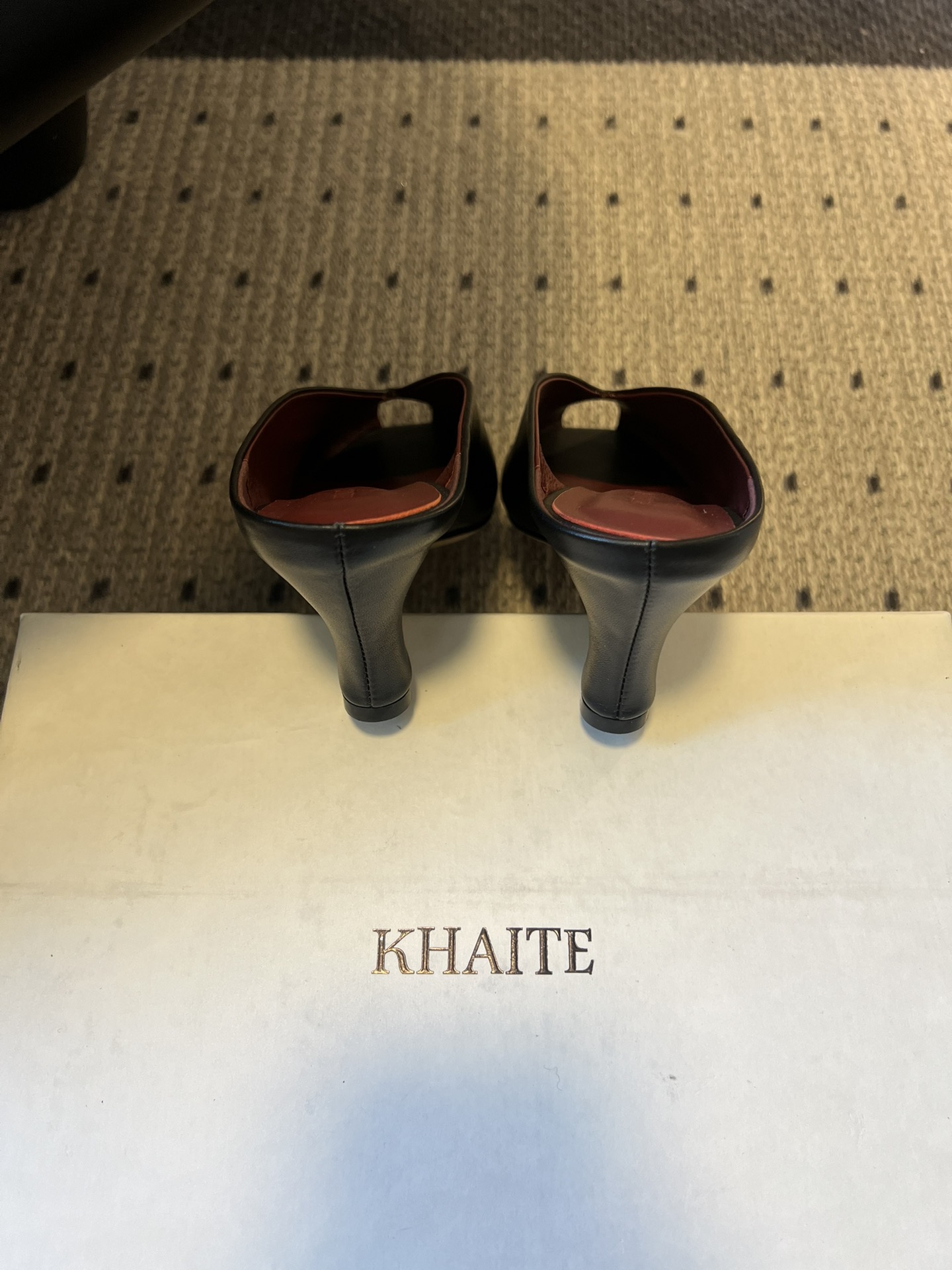 Khait* 26ss春夏新款鱼嘴露趾穆勒高跟鞋采用标志性的“露趾”鞋头设计，是近年极简风与先锋美学的标