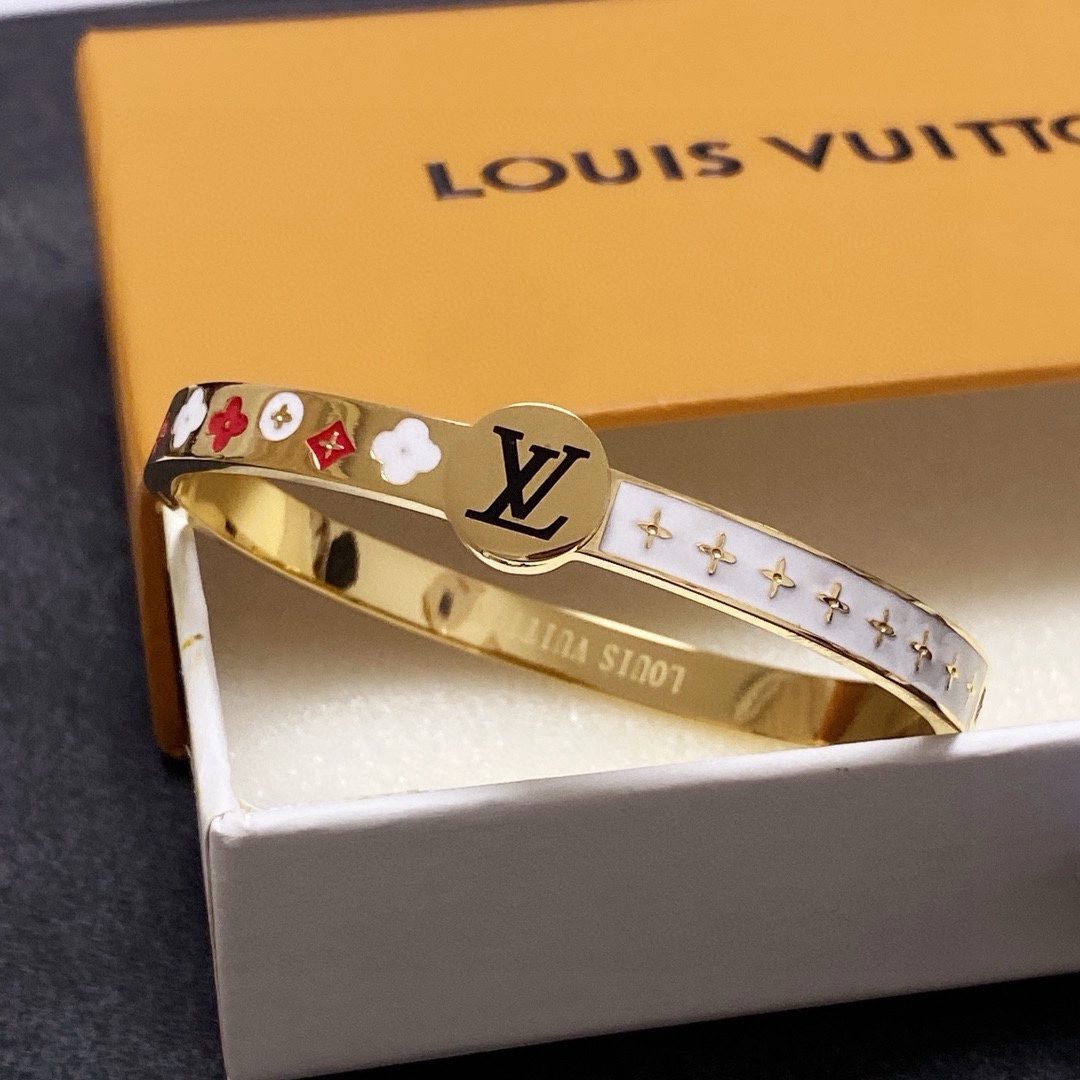 NO:705348,New product, original item, LV bracelet Louis Vuitton, same material at counters, hot model shipped, unique design, retro and avant-garde. Bracelet 14K Seiko color-preserved version has been loved by MM since its launch. Every color has its own unique brilliance!  The effect is very nice!  The tiniest one!  It is more durable than ordinary models and shows a fairer complexion, fine jewelry, louis vuitton, louis vuitton, louis vuitton, bracelet19860909新品 原单货 LV手镯Louis Vuitton 路易威登 专柜一致材质 火爆款出货 设计独特 复古前卫.手镯14K精工保色版 从上市以来一直深受MM喜爱每一种颜色都有它独一无二的光彩！上手效果非常好看！最细小的一款！比普通款更耐看显肤色白皙,饰品精品,louis vuitton,louis vuitton,louis vuitton,bracelet,Jewelry
