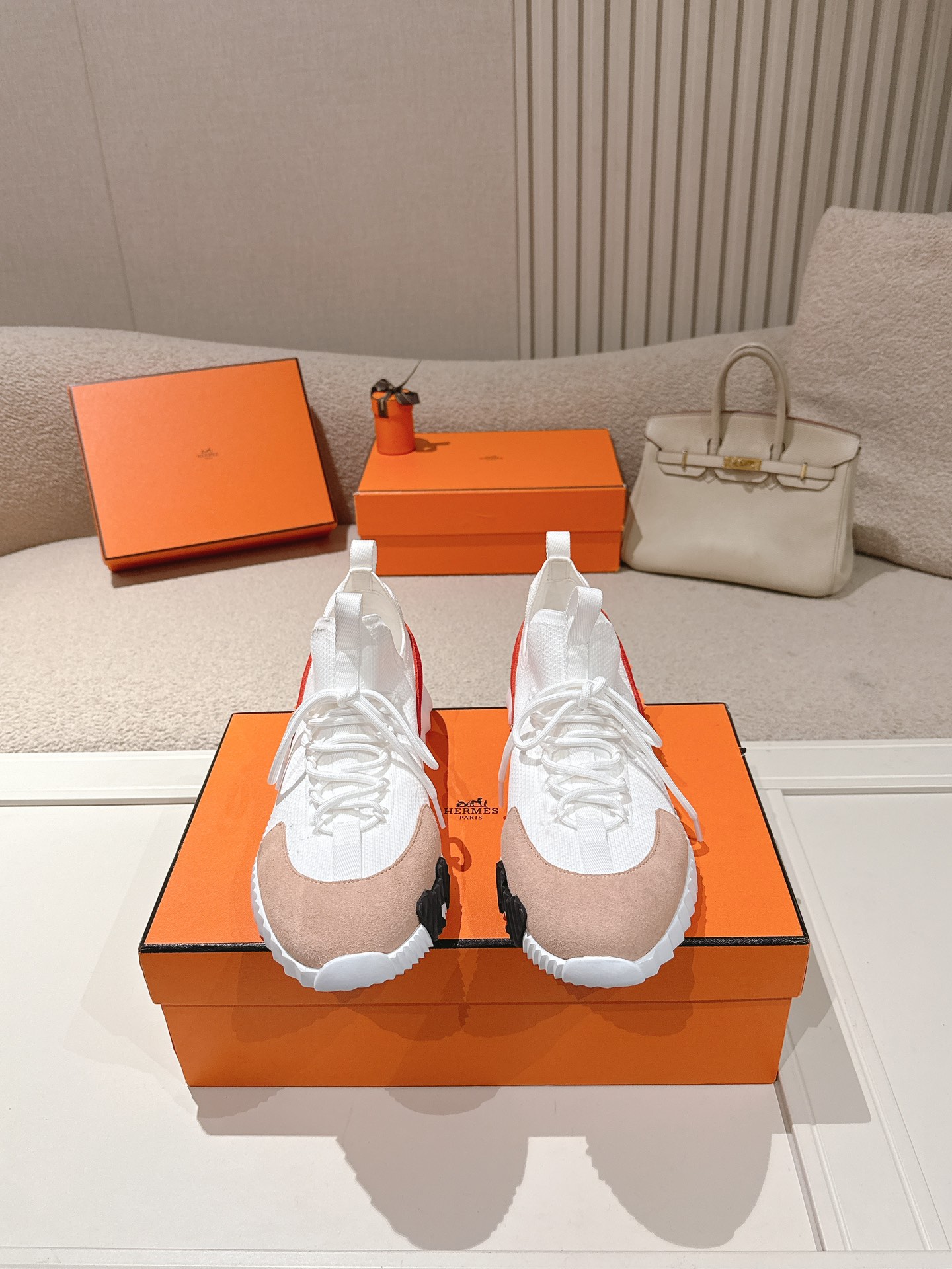 NO:707545,, Hermes top version # Hermès H family classic couple's casual sports shoes Couple's casual sports dad shoes combine high-tech canvas and suede goatskin, decorated with an exaggerated 'H' letter on the rubber sole, italic design and bright colors show vitality, continuing the brand design inspiration. Walking lightly in the city, feeling unrestrained and comfortable. Exquisite packaging at the delivery counter Original fabric material special fabric Wagyu suede/cowhide Customized breathable mesh inside  Outsole molded TPU + rubber foam material, sole thickness 3CM, size 35-45, casual shoes/sports shoes, hermes, hermes, sneakers, cowhide, sheepskin, chamois leather19860909,Hermes 顶级版本# 爱马仕H家经典情侣款 休闲运动鞋 情侣款休闲之履运动老爹鞋结合高科技帆布与麂皮山羊皮,在橡胶鞋底上饰以夸张“H”字母,斜体设计和鲜艳色彩展现活力,延续品牌设计灵感.轻盈漫步都市,感受无拘舒适. 配送专柜精美包装 面料原版材质特殊布料和牛反绒/牛皮 内里定制透气网面 大底开模TPU+橡胶发泡材质 底厚3CM 码数35-45,休闲鞋/运动鞋,hermes,hermes,sneakers,cowhide,sheepskin,chamois leather,Women's Shoes