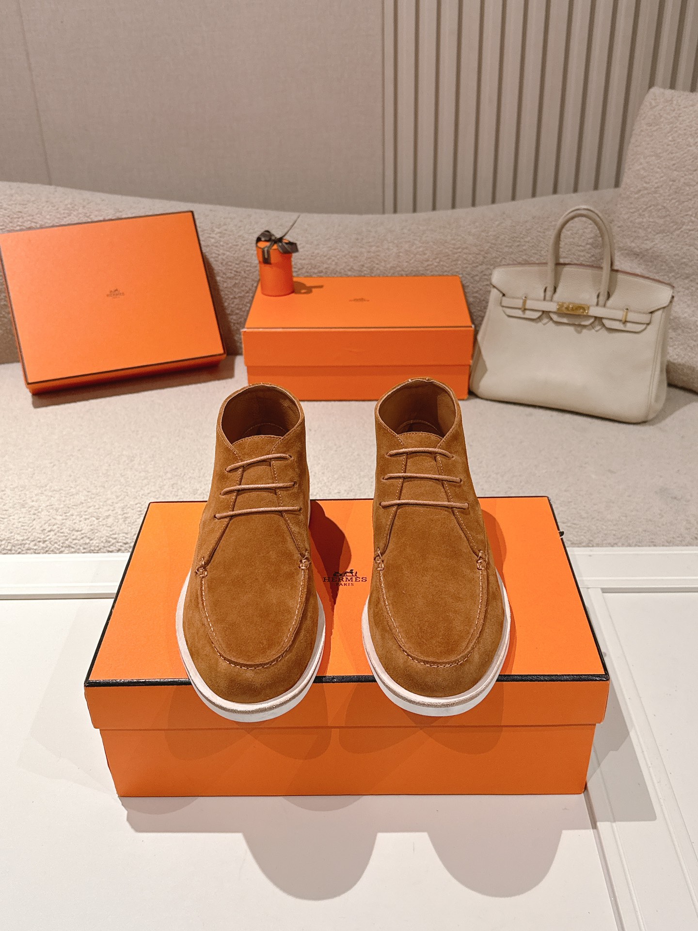 NO:711138,Hermes men's size #26ss calfskin derby shoes, decorated with iconic 'H Diamant' details, creating a fashionable and casual style. Made of cow suede, mixed sheep lining, outsole genuine leather welt + original TPU, sole thickness 3CM, size 39-45 (46.47 custom-made), loafers, hermes, loafers, cowhide19860909Hermes 男码# 26ss小牛皮德比鞋,饰有标志性“H Diamant”细节,打造时尚休闲风格. 面料牛反绒 内里混种羊里 大底真皮沿条+原版TPU 底厚3CM 码数39-45（46.47定做）,乐福鞋,hermes,loafers,cowhide,Women's Shoes