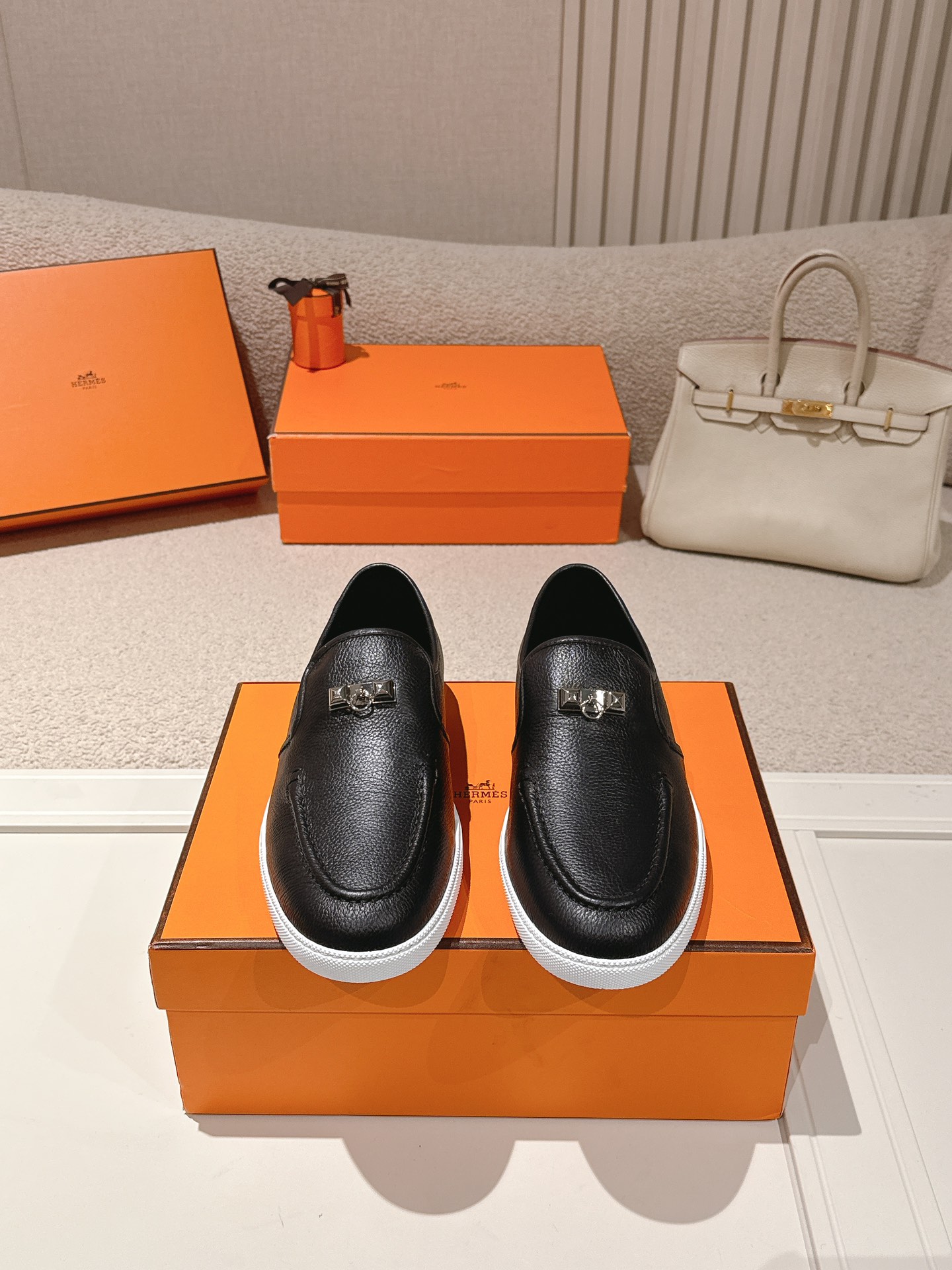 NO:711140,Hermes# couple studded loafers for men and women. Calfskin and suede goatskin lace-up free sneakers, decorated with iconic 'H' details. The design is simple and smooth, creating a fashionable urban look. Comfortable and versatile. H family classics are not outdated. The delivery counter is exquisitely packaged. The fabric is original and customized. Imported first-layer cowhide/cow hair. The lining is imported soft sheepskin. The sole is made of original molded anti-slip TPU material.  Size 35-45, loafers, hermes, loafers, sneakers, cowhide, sheepskin, chamois leather19860909女男 Hermes# 情侣铆钉乐福鞋 小牛皮和麂皮山羊皮免系带运动鞋,饰有标志性“H”细节.设计简约流畅,打造时尚都市造型 舒适百搭 H家经典不过时 ,配送专柜精美包装 面料原版定制进口头层牛皮/牛绒 内里进口柔软羊皮 鞋底原版开模防滑TPU材质 码数35-45,乐福鞋,hermes,loafers,sneakers,cowhide,sheepskin,chamois leather,Women's Shoes