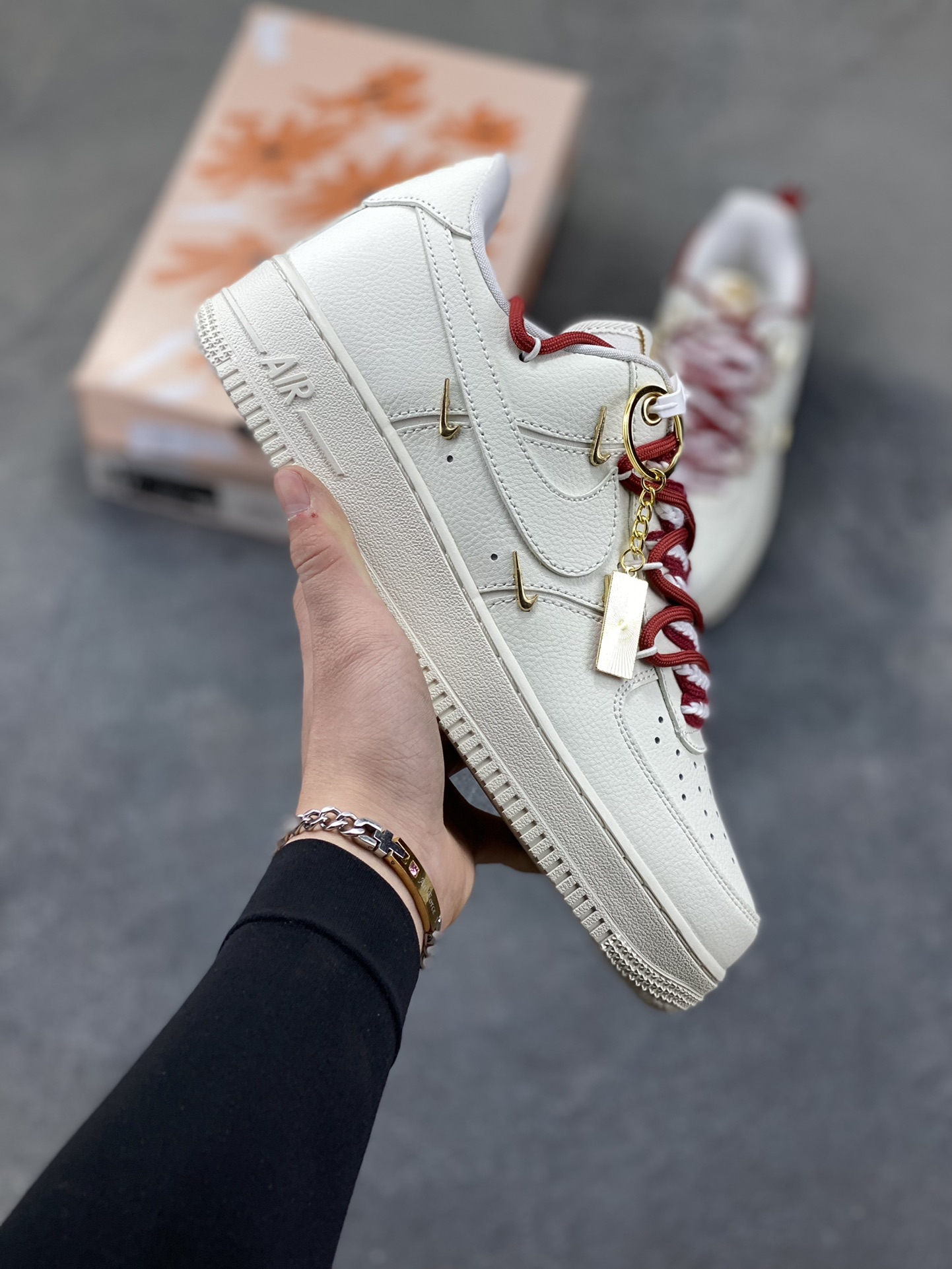 纯原💰370
“新年快乐”订制空军一号板鞋 
这款以Nike Air Force 1为原型的新年主题定制款球鞋，将中式新春元素与经典板鞋设计融合，核心亮点集中在配色、年味细节和经典鞋型的结合上，鞋头绣有红色烟花图案，鞋侧有“new year”红色英文字样，鞋舌处悬挂金色金属环搭配红色祈福牌吊坠，把中式新年的烟花、祈福等元素具象化；鞋身还点缀金色金属饰钉，进一步强化新春的精致氛围感。
货号:FV3654-111
SIZE: 36 36.5 37.5 38 38.5 39 40 40.5 41 42 42.5 43 44 44.5 45