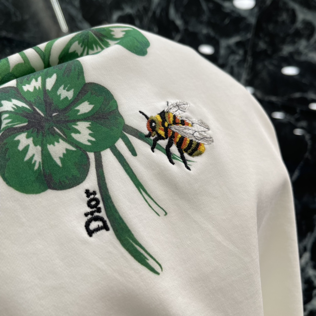 Ｄ家 26春季新款 四叶草印花短袖T恤 正面绿色四叶草搭配刺绣红色瓢虫和蜜蜂 春日氛围感满满 象征幸运与