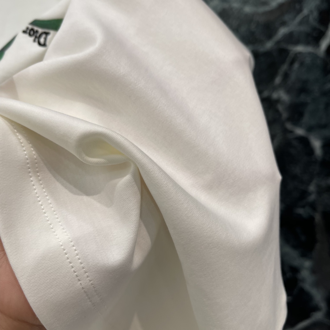 Ｄ家 26春季新款 四叶草印花短袖T恤 正面绿色四叶草搭配刺绣红色瓢虫和蜜蜂 春日氛围感满满 象征幸运与