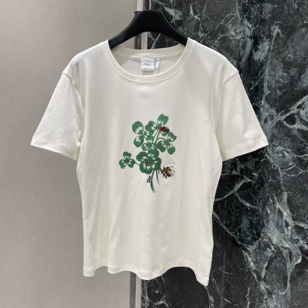 Ｄ家 26春季新款 四叶草印花短袖T恤 正面绿色四叶草搭配刺绣红色瓢虫和蜜蜂 春日氛围感满满 象征幸运与