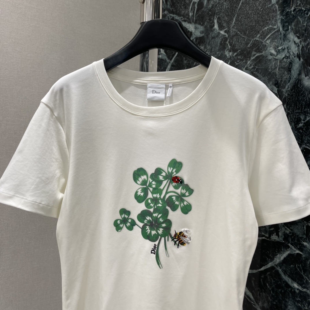 Ｄ家 26春季新款 四叶草印花短袖T恤 正面绿色四叶草搭配刺绣红色瓢虫和蜜蜂 春日氛围感满满 象征幸运与