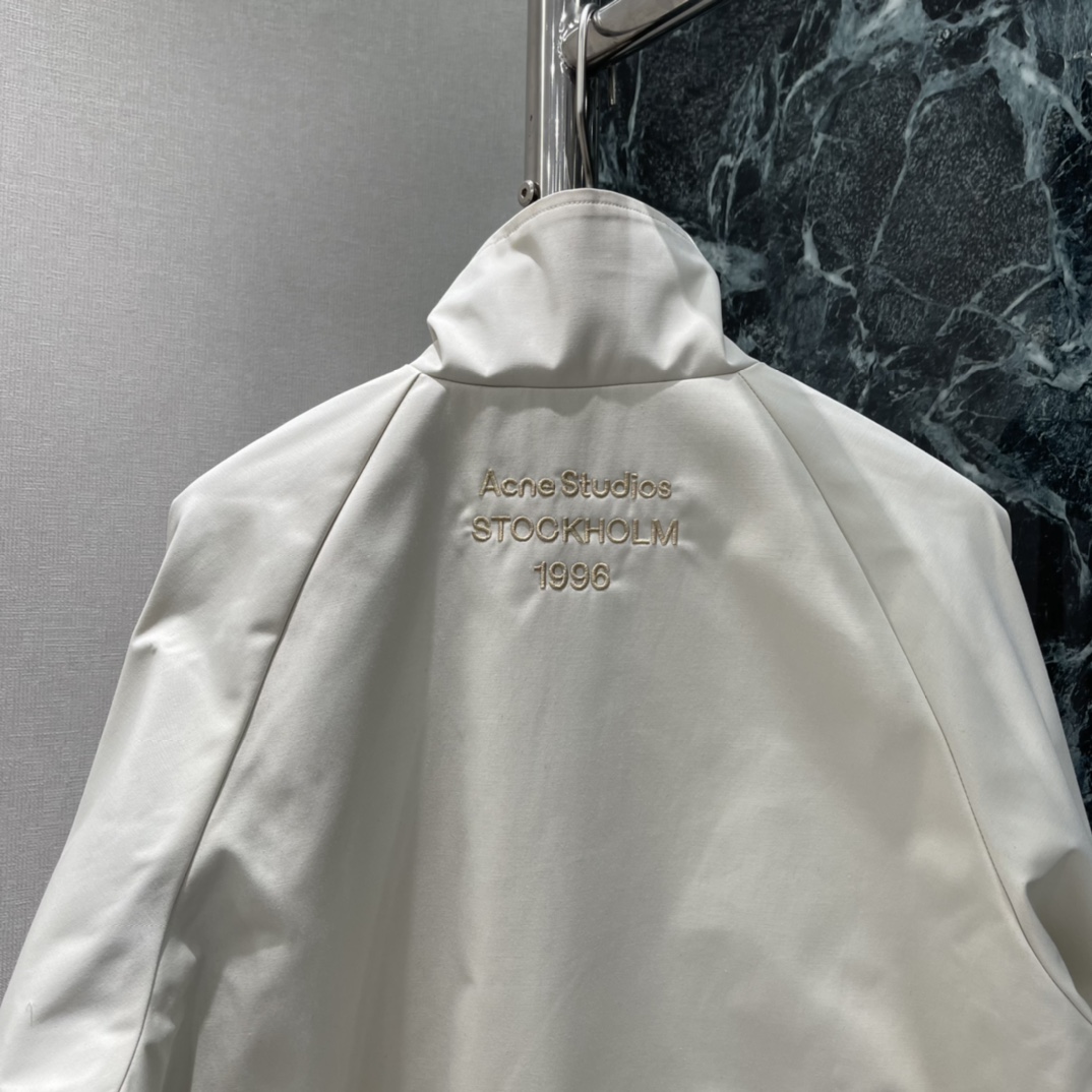 Ac 26春季新款 短款立领夹克 背部绣有品牌字母 品牌感满满 短款设计显高显瘦 搭配高腰牛仔裤或阔腿裤