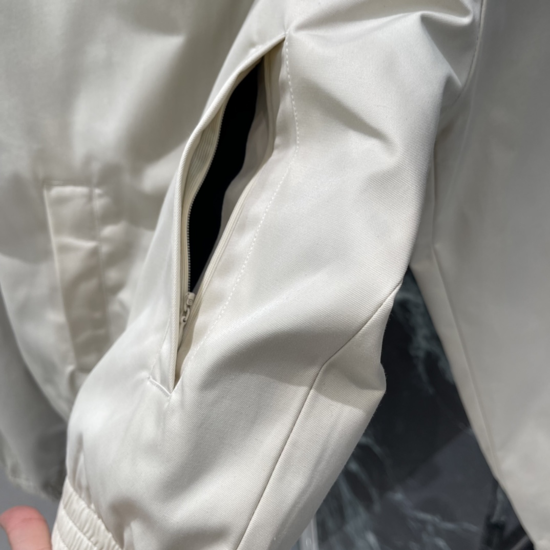 Ac 26春季新款 短款立领夹克 背部绣有品牌字母 品牌感满满 短款设计显高显瘦 搭配高腰牛仔裤或阔腿裤