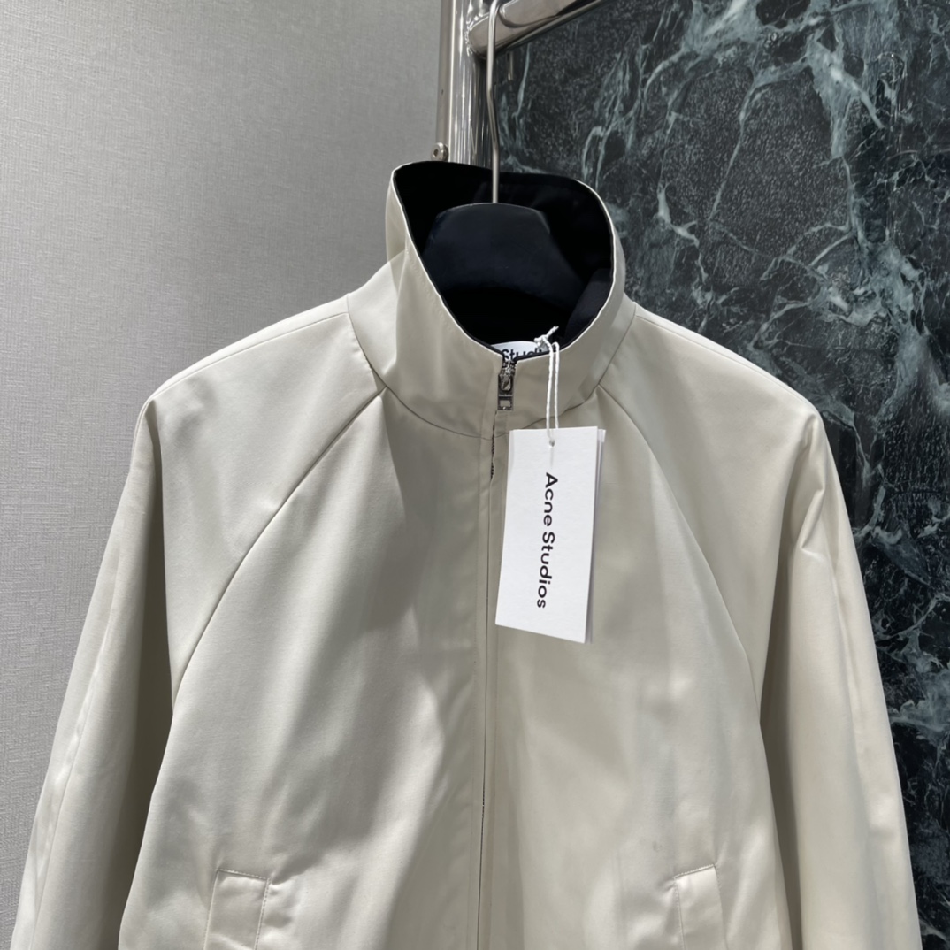 Ac 26春季新款 短款立领夹克 背部绣有品牌字母 品牌感满满 短款设计显高显瘦 搭配高腰牛仔裤或阔腿裤