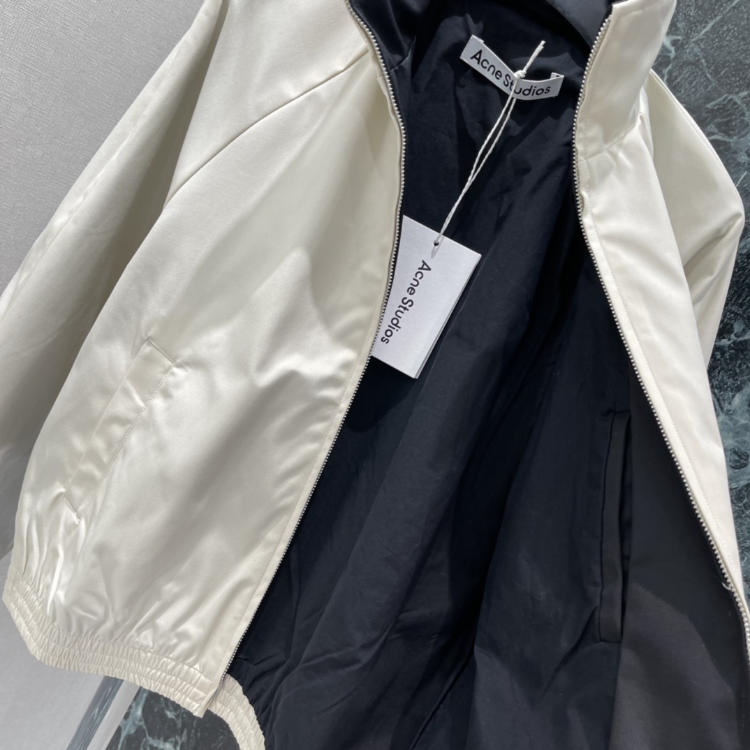 Ac 26春季新款 短款立领夹克 背部绣有品牌字母 品牌感满满 短款设计显高显瘦 搭配高腰牛仔裤或阔腿裤