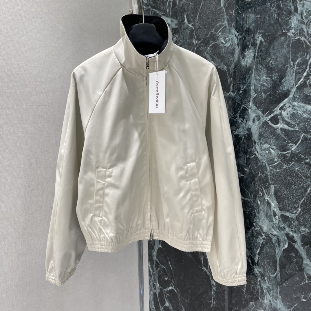 Ac 26春季新款 短款立领夹克 背部绣有品牌字母 品牌感满满 短款设计显高显瘦 搭配高腰牛仔裤或阔腿裤