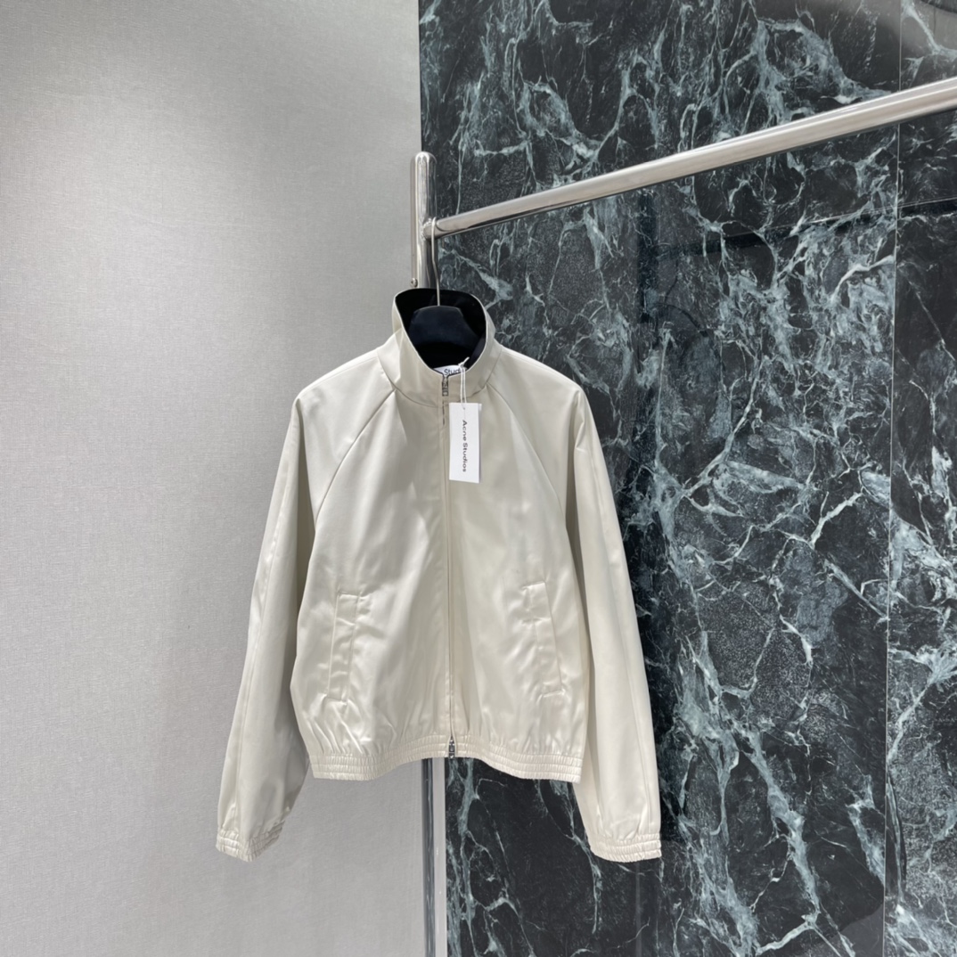 Ac 26春季新款 短款立领夹克 背部绣有品牌字母 品牌感满满 短款设计显高显瘦 搭配高腰牛仔裤或阔腿裤