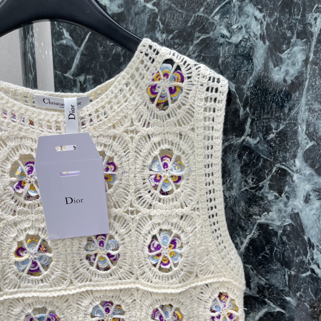 Ｄ家 26春季新款 刺绣钩花针织背心 采用镂空钩花工艺 点缀紫黄花卉刺绣 精致又有艺术感 无袖设计，春夏