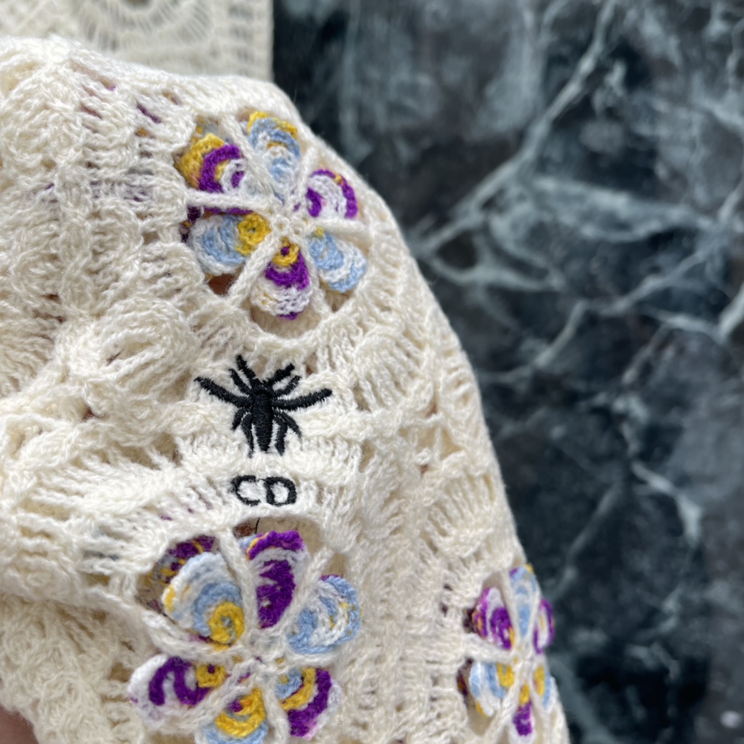 Ｄ家 26春季新款 刺绣钩花针织背心 采用镂空钩花工艺 点缀紫黄花卉刺绣 精致又有艺术感 无袖设计，春夏