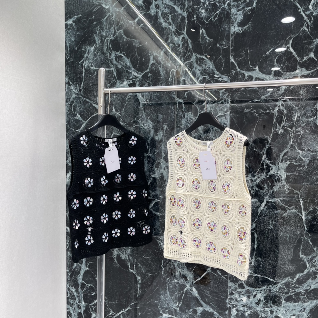 Ｄ家 26春季新款 刺绣钩花针织背心 采用镂空钩花工艺 点缀紫黄花卉刺绣 精致又有艺术感 无袖设计，春夏