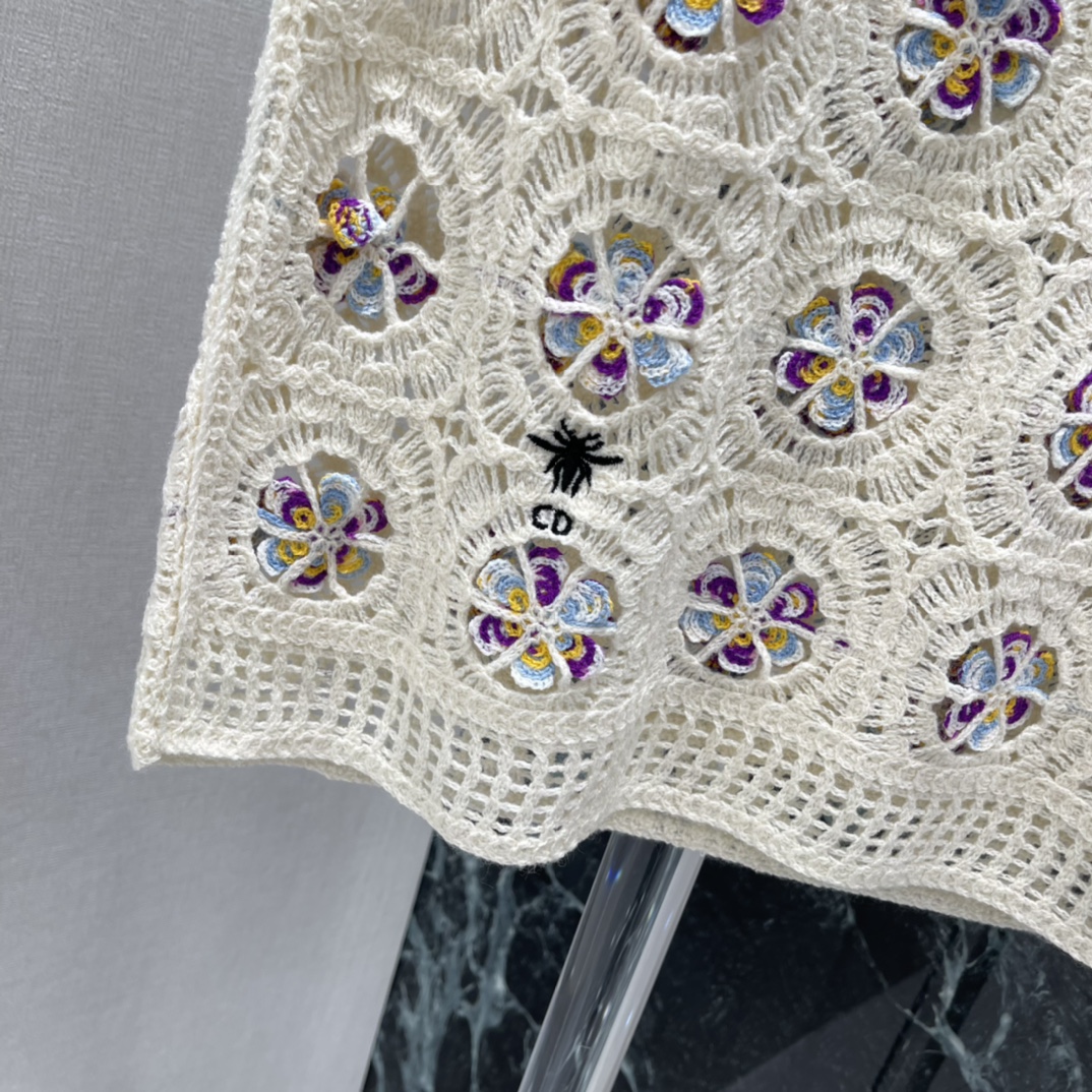 Ｄ家 26春季新款 刺绣钩花针织背心 采用镂空钩花工艺 点缀紫黄花卉刺绣 精致又有艺术感 无袖设计，春夏