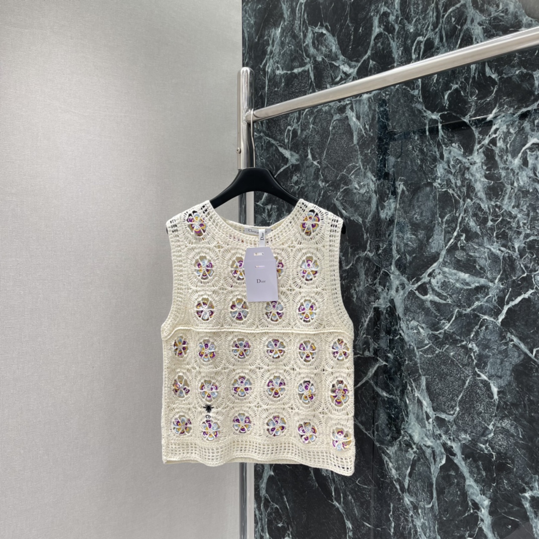 Ｄ家 26春季新款 刺绣钩花针织背心 采用镂空钩花工艺 点缀紫黄花卉刺绣 精致又有艺术感 无袖设计，春夏
