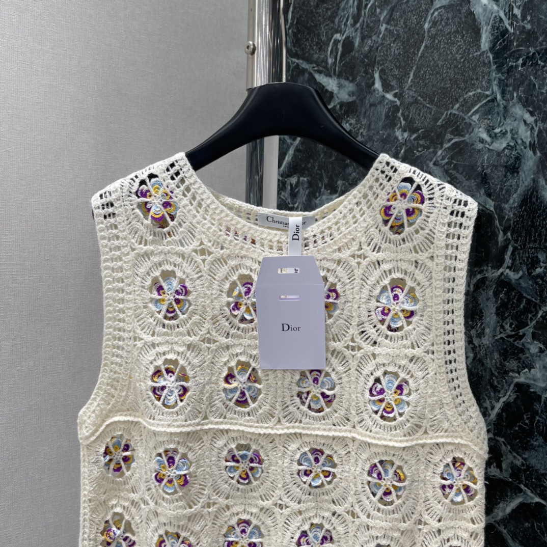 Ｄ家 26春季新款 刺绣钩花针织背心 采用镂空钩花工艺 点缀紫黄花卉刺绣 精致又有艺术感 无袖设计，春夏