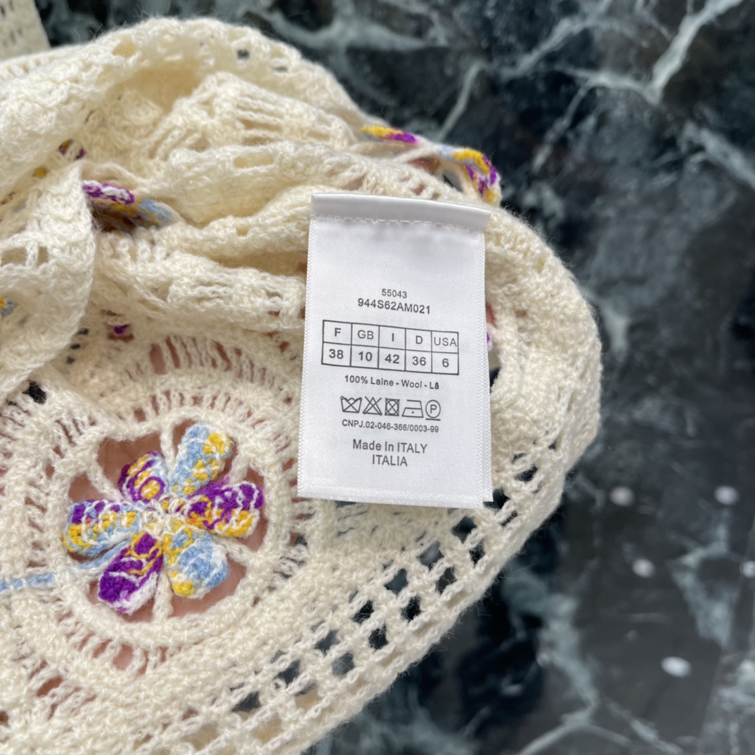 Ｄ家 26春季新款 刺绣钩花针织背心 采用镂空钩花工艺 点缀紫黄花卉刺绣 精致又有艺术感 无袖设计，春夏