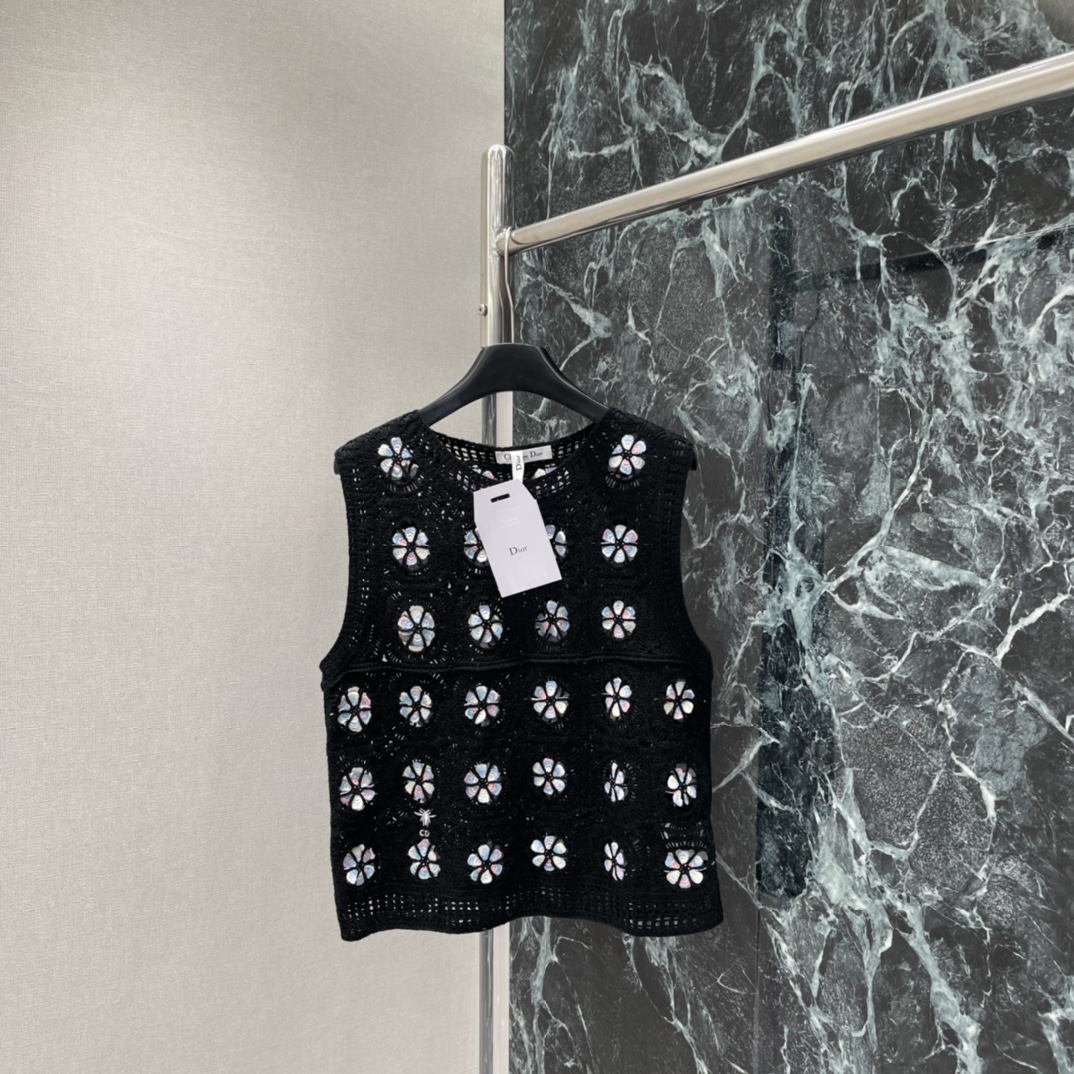 Ｄ家 26春季新款 刺绣钩花针织背心 采用镂空钩花工艺 点缀紫黄花卉刺绣 精致又有艺术感 无袖设计，春夏