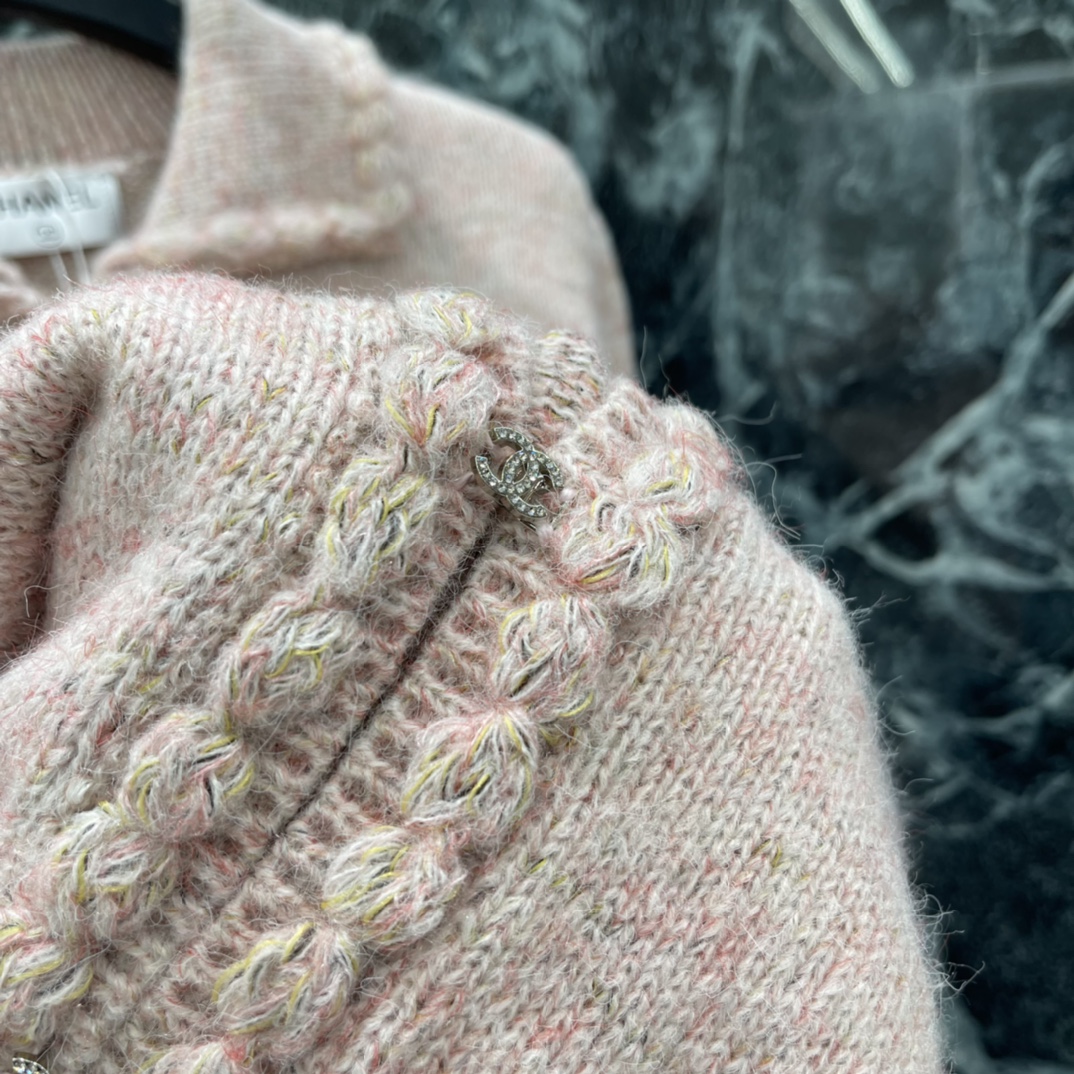 小香 26春季新款 翻领针织开衫 混色滚边 优雅复古气质满分!柔软又保暖，秋冬穿超合适 金属纽扣 细节精