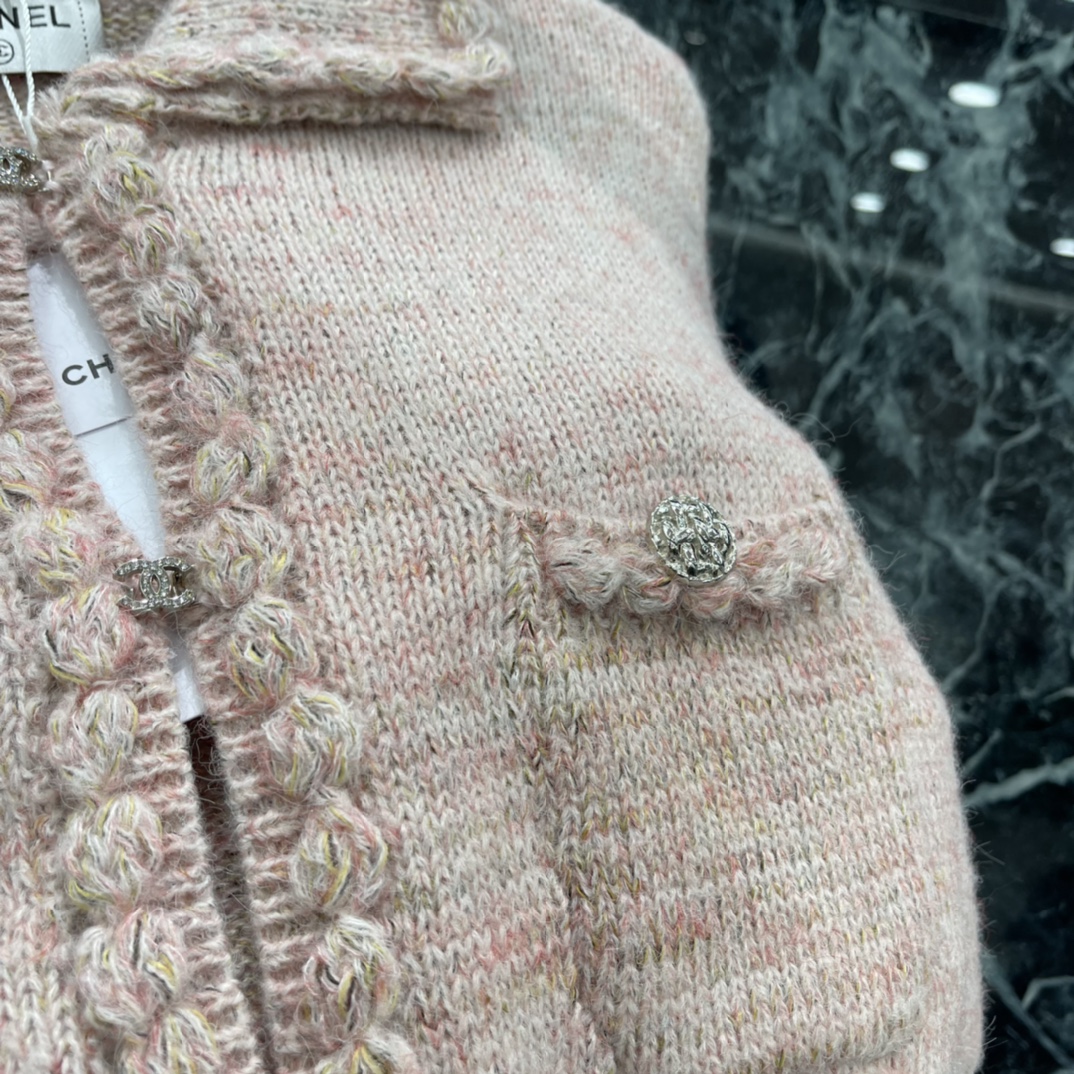 小香 26春季新款 翻领针织开衫 混色滚边 优雅复古气质满分!柔软又保暖，秋冬穿超合适 金属纽扣 细节精