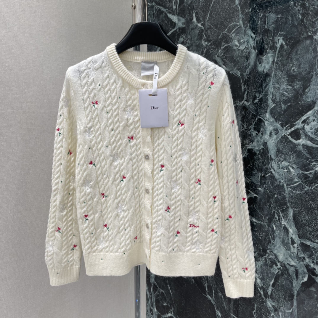 Ｄ家 26春季新款 刺绣花朵针织开衫 粉色花朵刺绣点缀春日氛围感满满 麻花纹理提升层次感 搭配牛仔裤或半