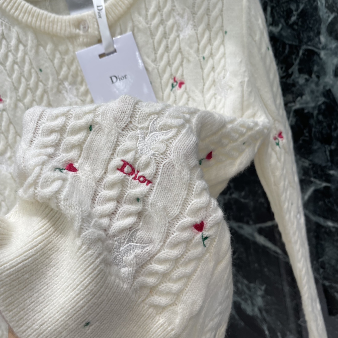 Ｄ家 26春季新款 刺绣花朵针织开衫 粉色花朵刺绣点缀春日氛围感满满 麻花纹理提升层次感 搭配牛仔裤或半