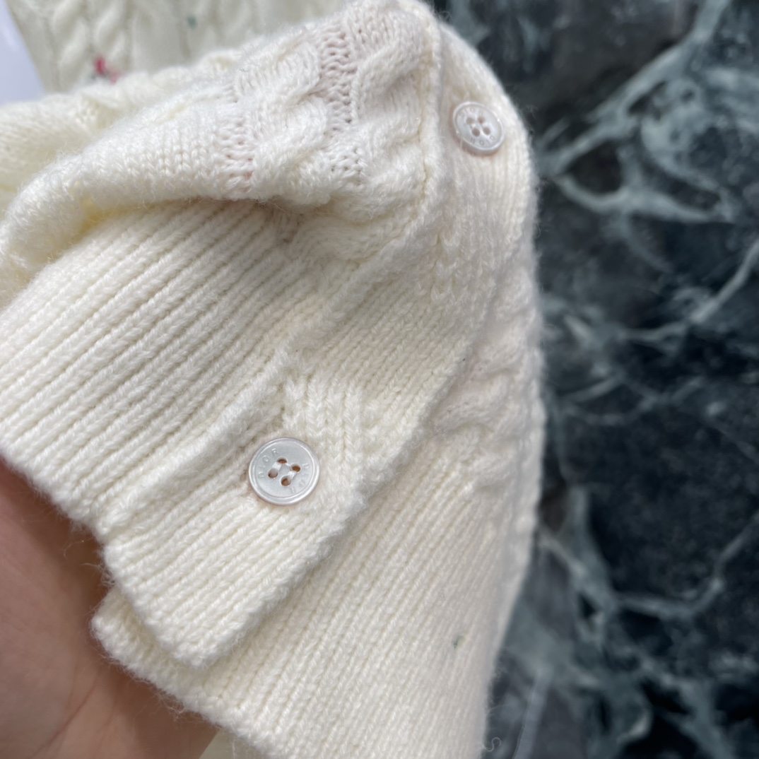 Ｄ家 26春季新款 刺绣花朵针织开衫 粉色花朵刺绣点缀春日氛围感满满 麻花纹理提升层次感 搭配牛仔裤或半